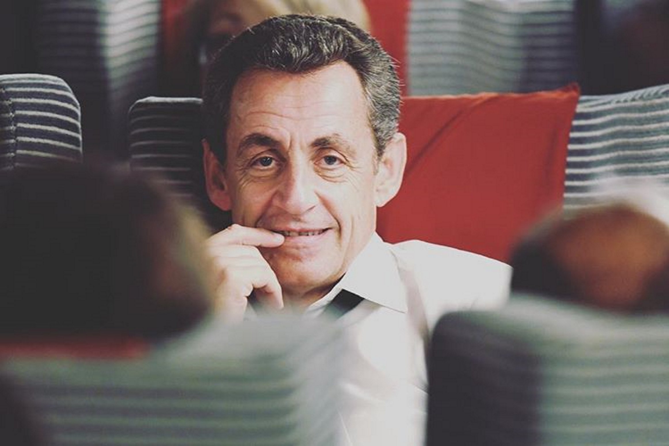 Escàndol a França amb Sarkozy, que creix en una portada: Carla Bruni, nana?
