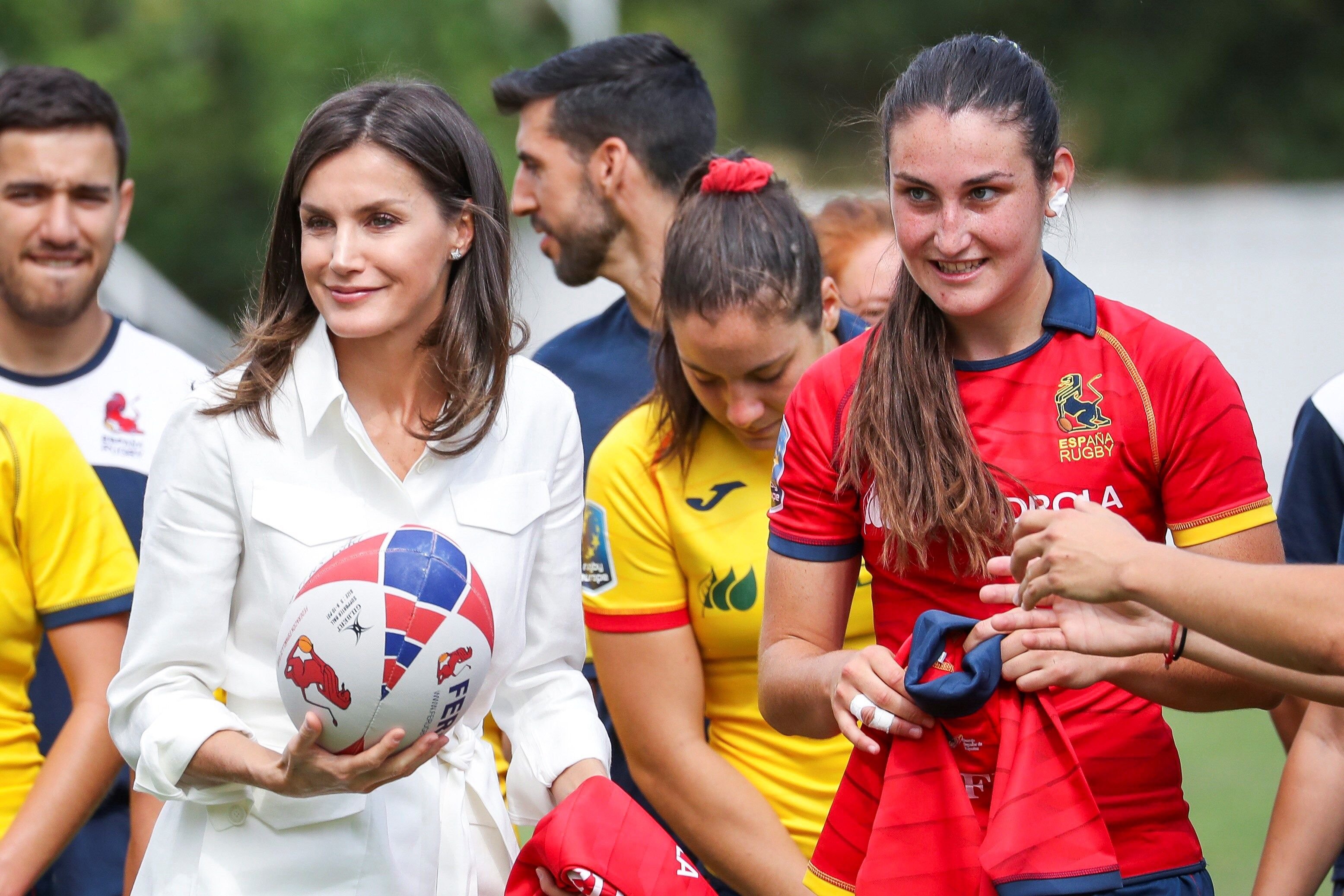 VÍDEO: La cara de Letícia al rugby, incòmoda dins el crit de guerra a la melé