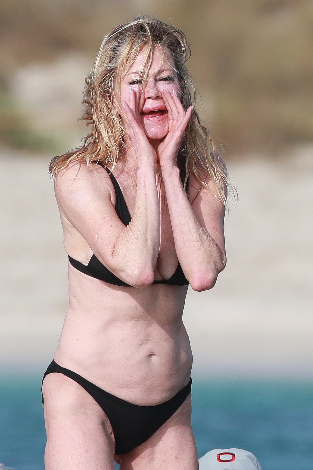 Melanie Griffith sense photoshop ni filtres: amb la cara destrossada i fumant