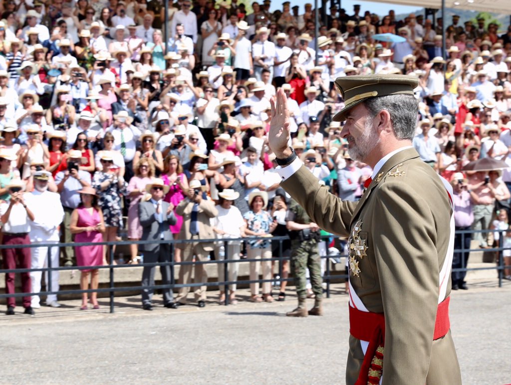 Boicot 'indepe' al acto militar de Felipe en Catalunya donde gritan 'Viva España'