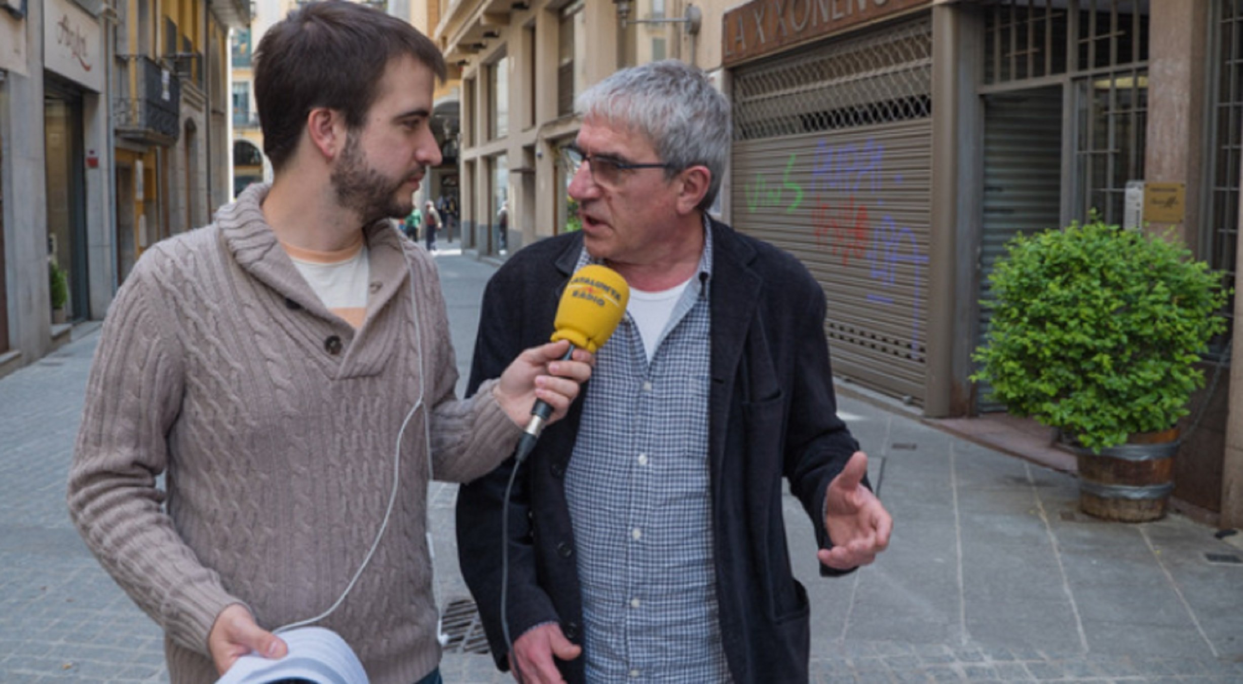 El dramaturgo Joan Ollé escupe a los 10 mil independentistas que fueron a Estrasburgo