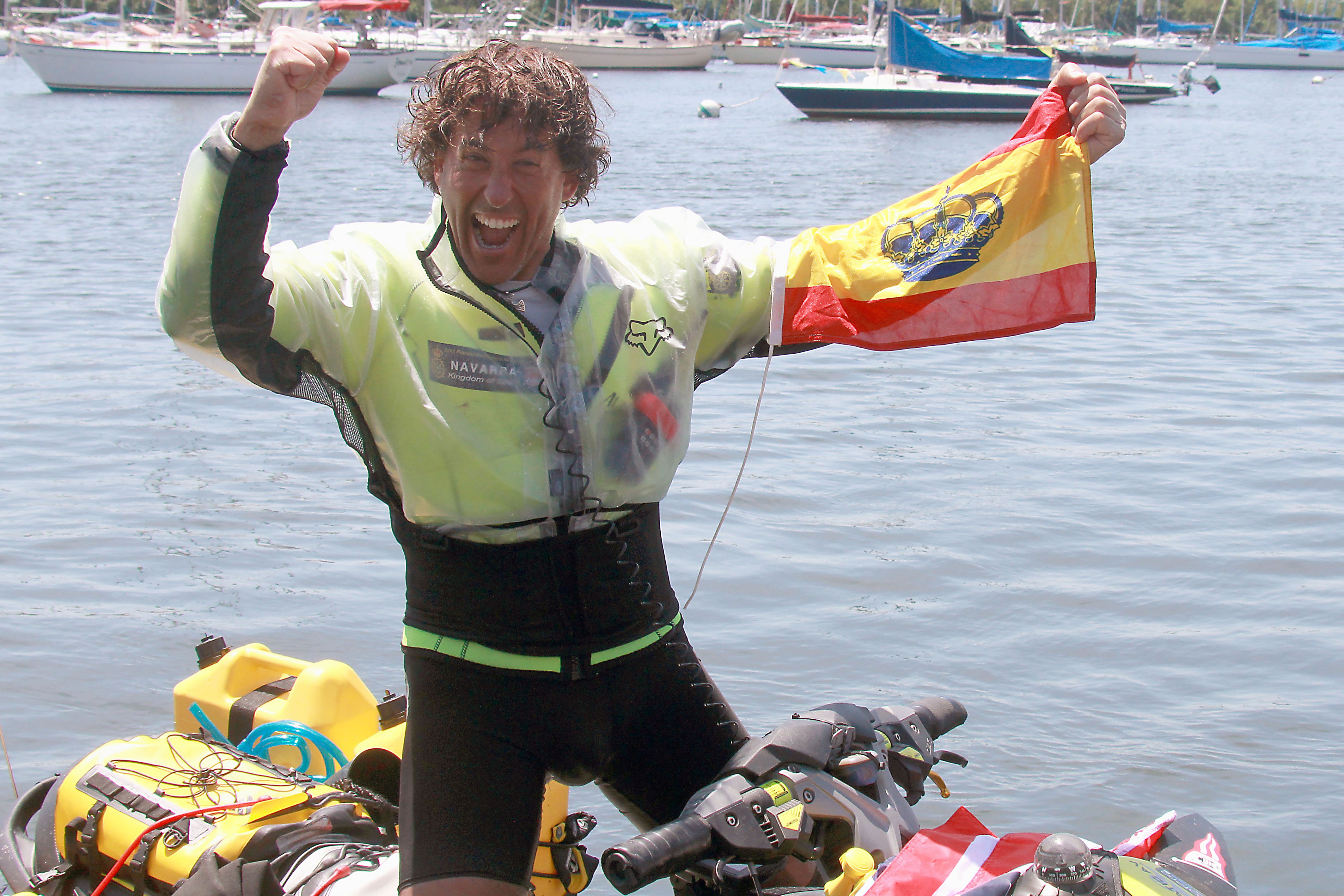 El unionista Marichalar abandona España sobre una moto de agua