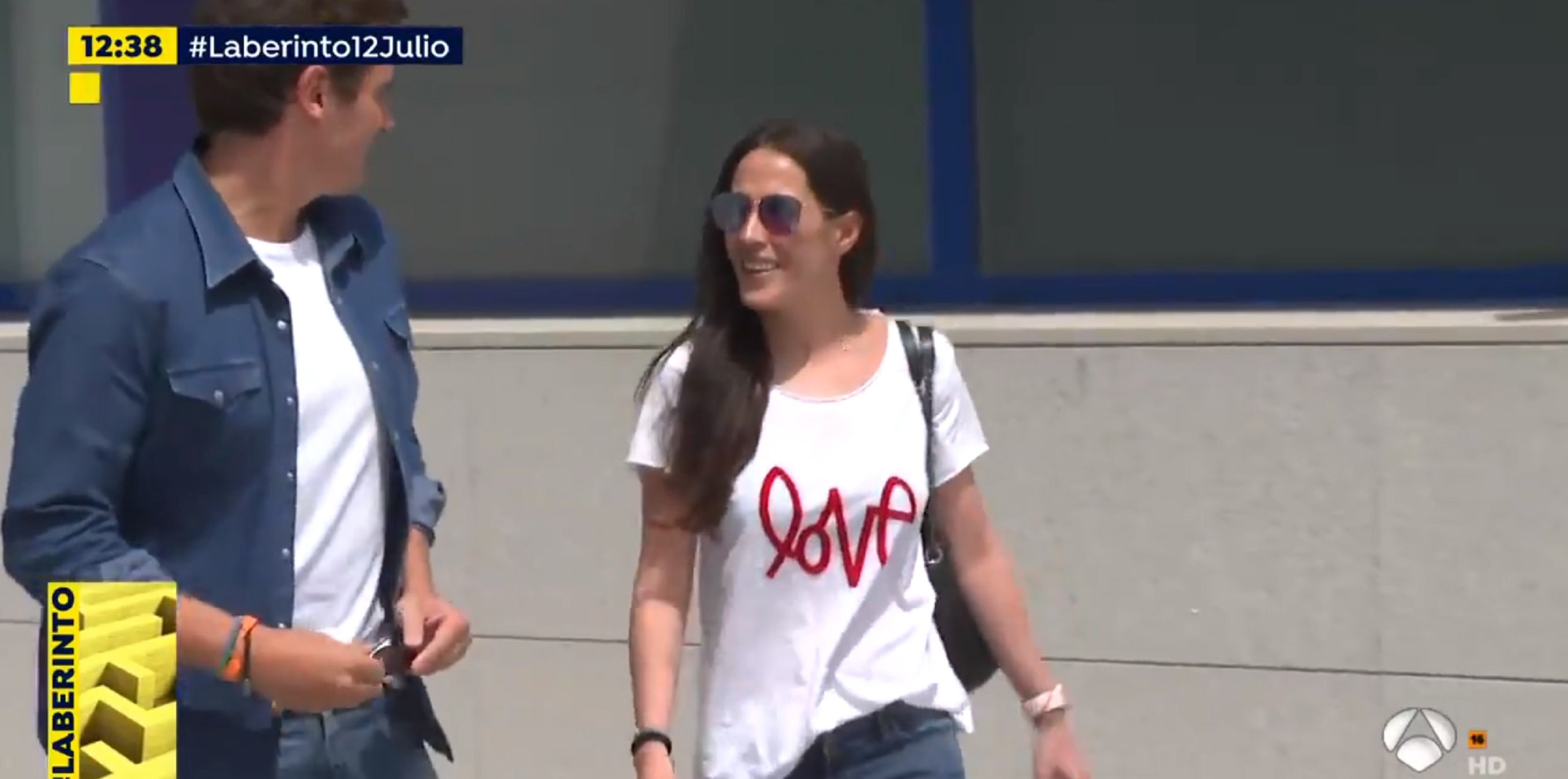 Rivera surt molt més prim de l'hospital amb Malú i una samarreta de 'Love'