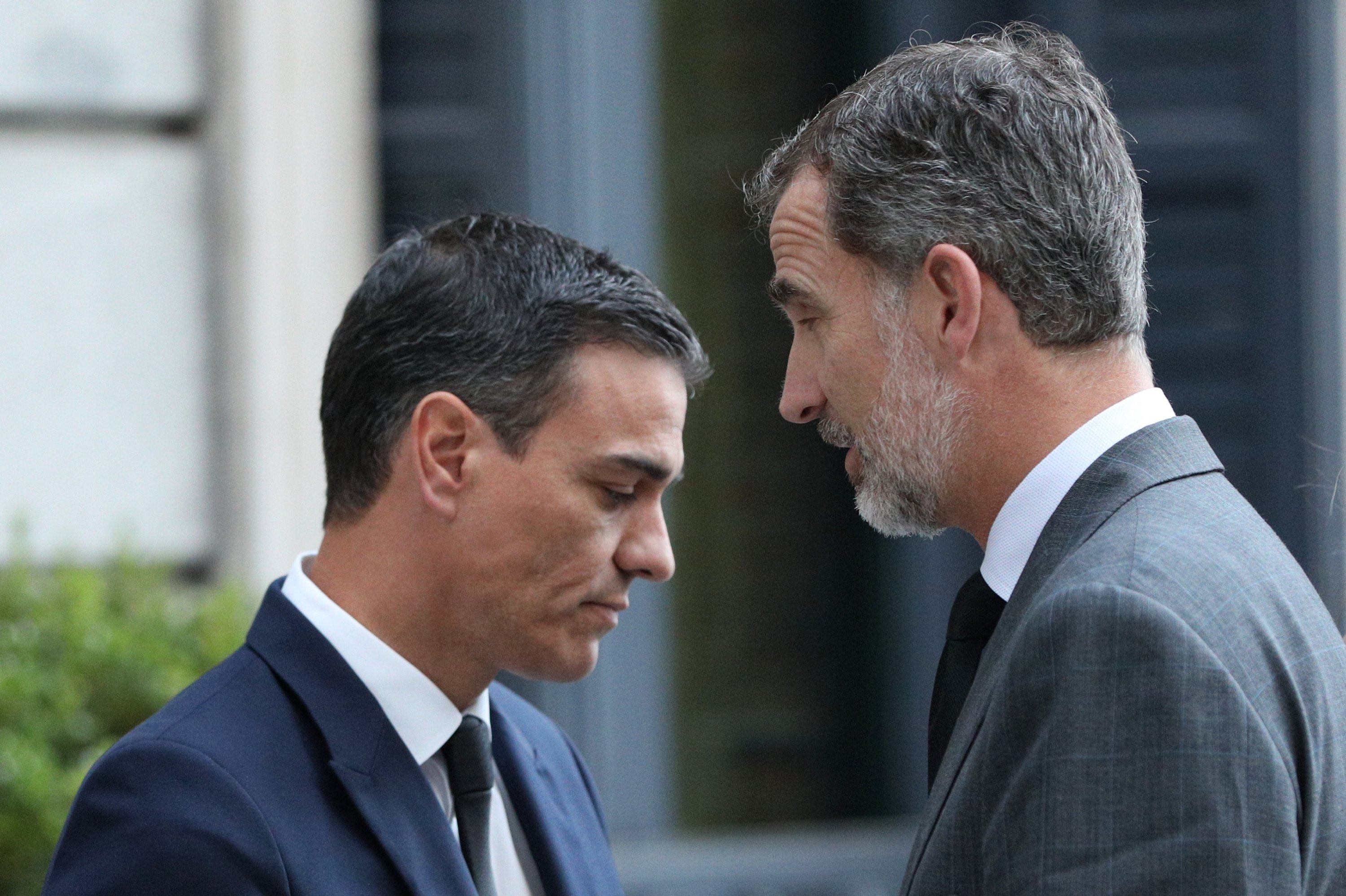 Pedro Sánchez fa esperar el rei Felip i els 'haters' se sulfuren