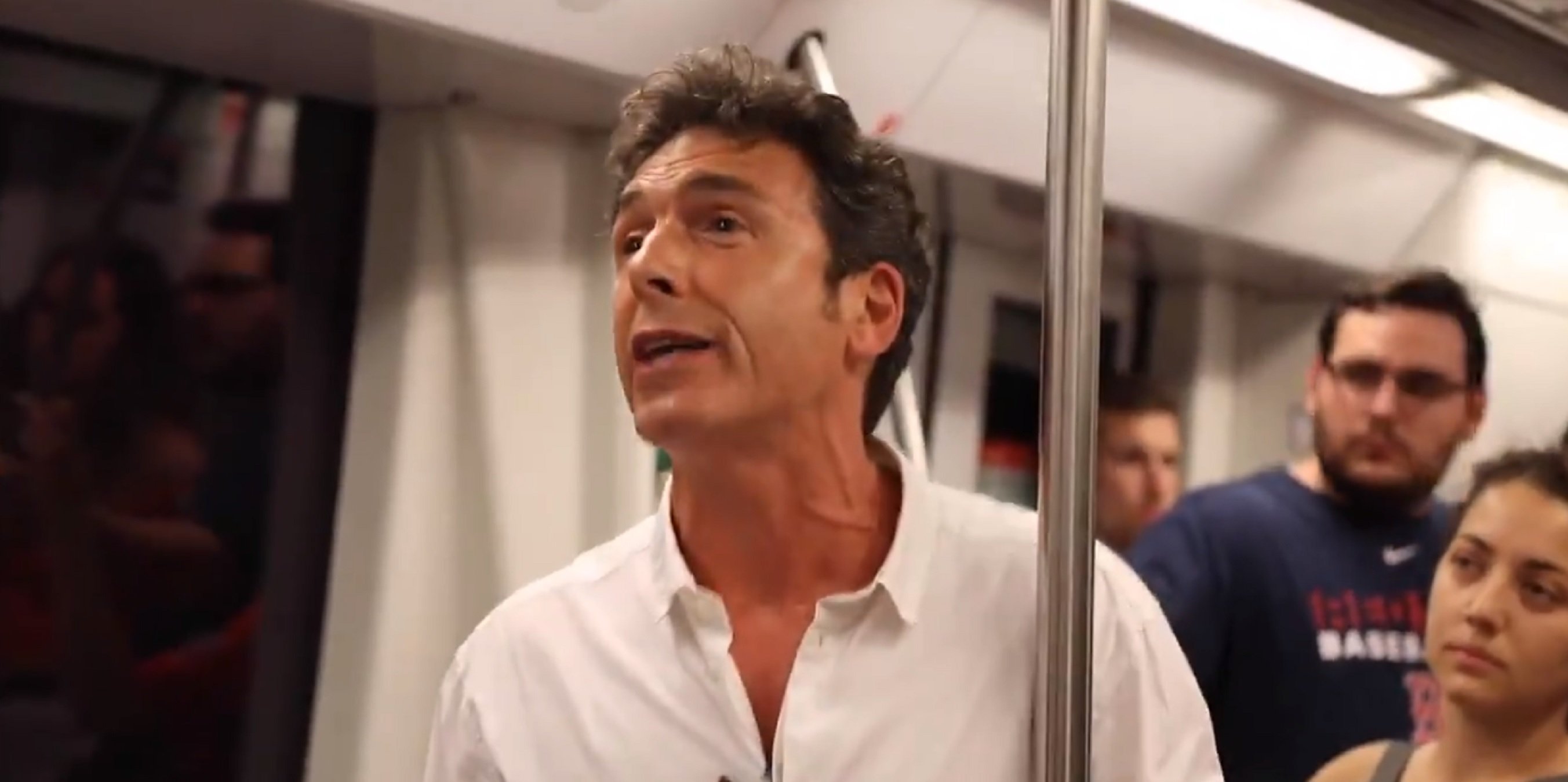 Discursos de Cuixart amb actors al metro i Jordi Cañas insulta: "Sois una secta"