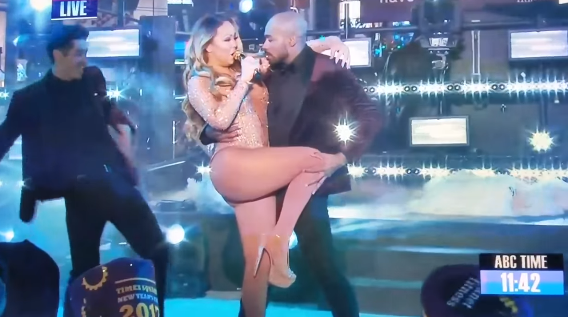 VÍDEO: La accidentada actuación de fin de año de Mariah Carey