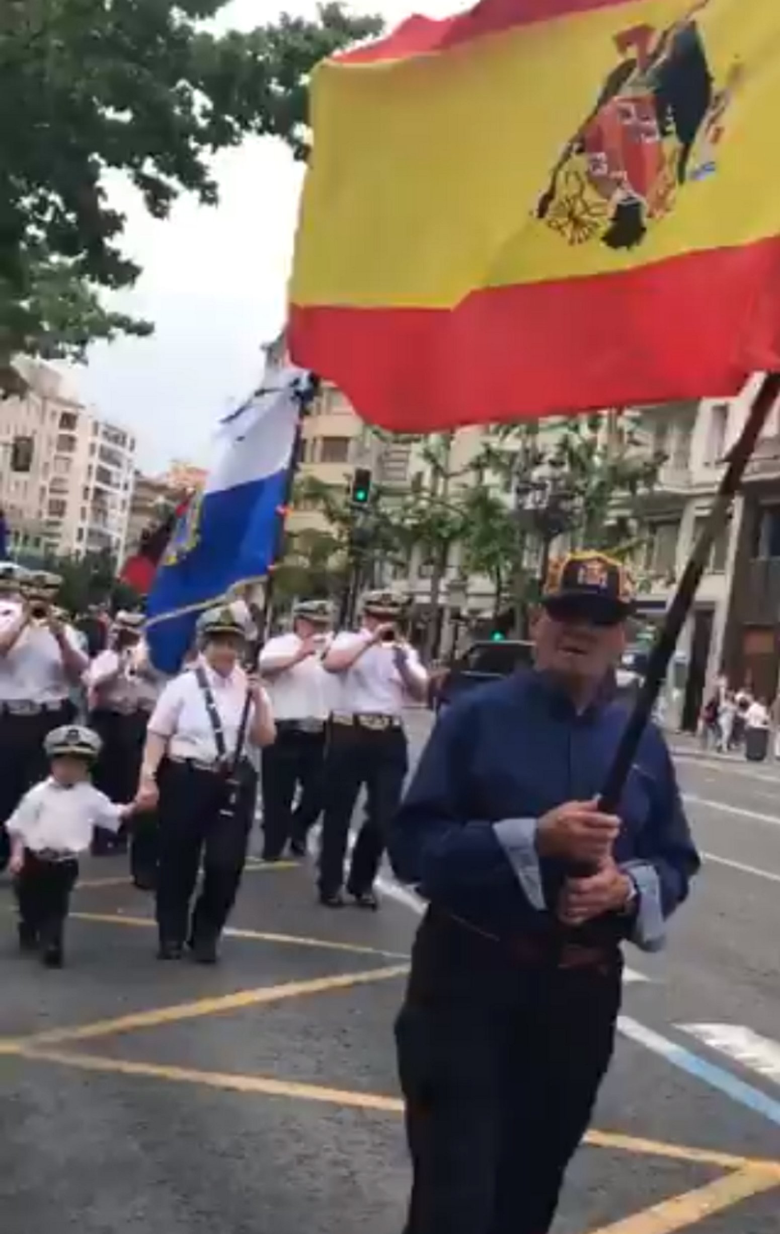 Nens desfilant entre banderes franquistes a Santander: "Adoctrinament"