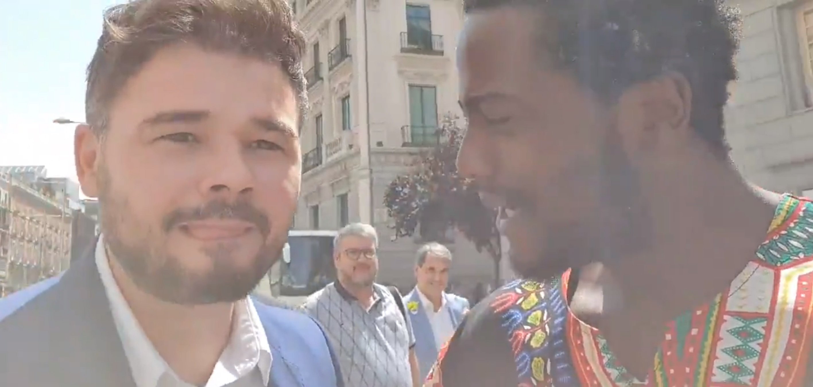 El penoso vídeo de Rufián asediado por el negro de Vox: "Vete ya de España"