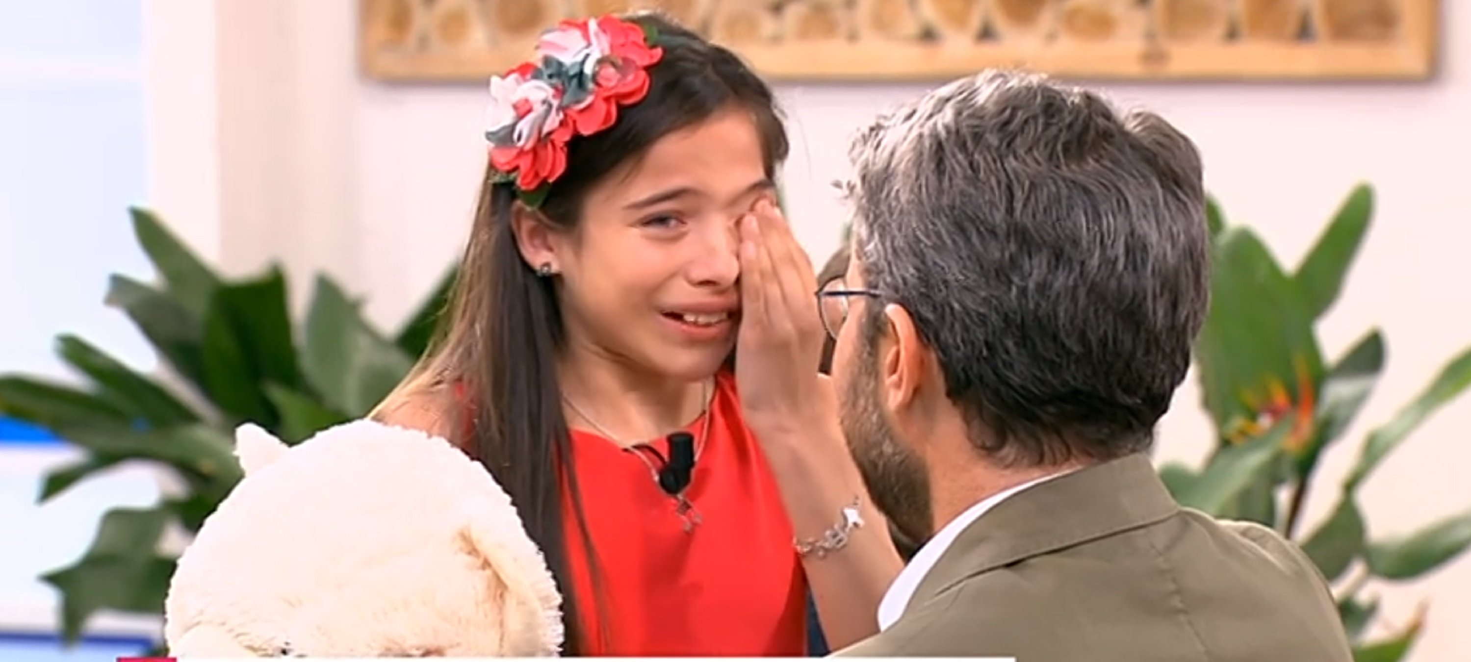 El exministro Huerta adoctrina en el amor a España a una niña llorando en TVE