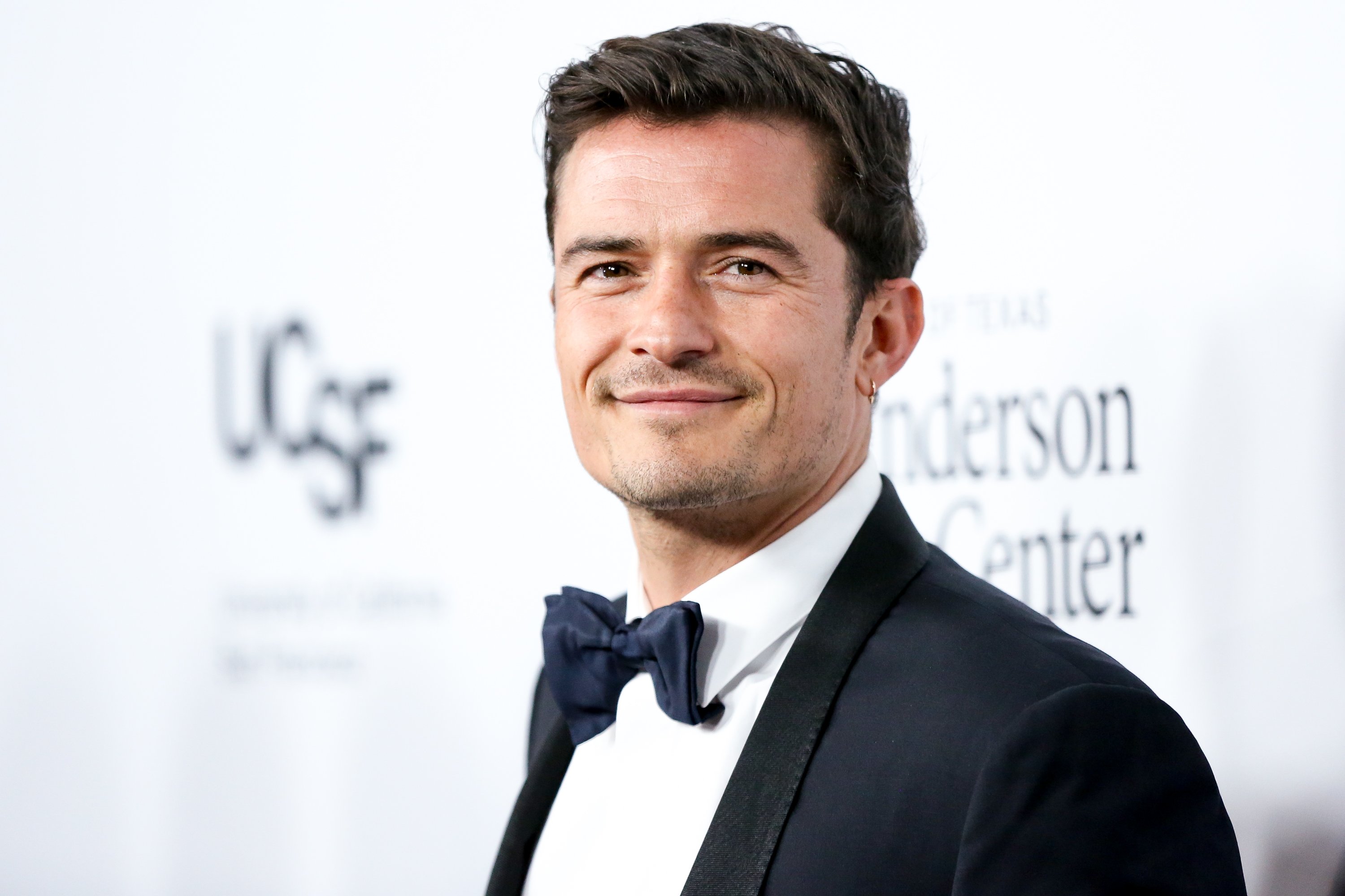 Orlando Bloom troba una pedra amb una inscripció en català i demana ajuda