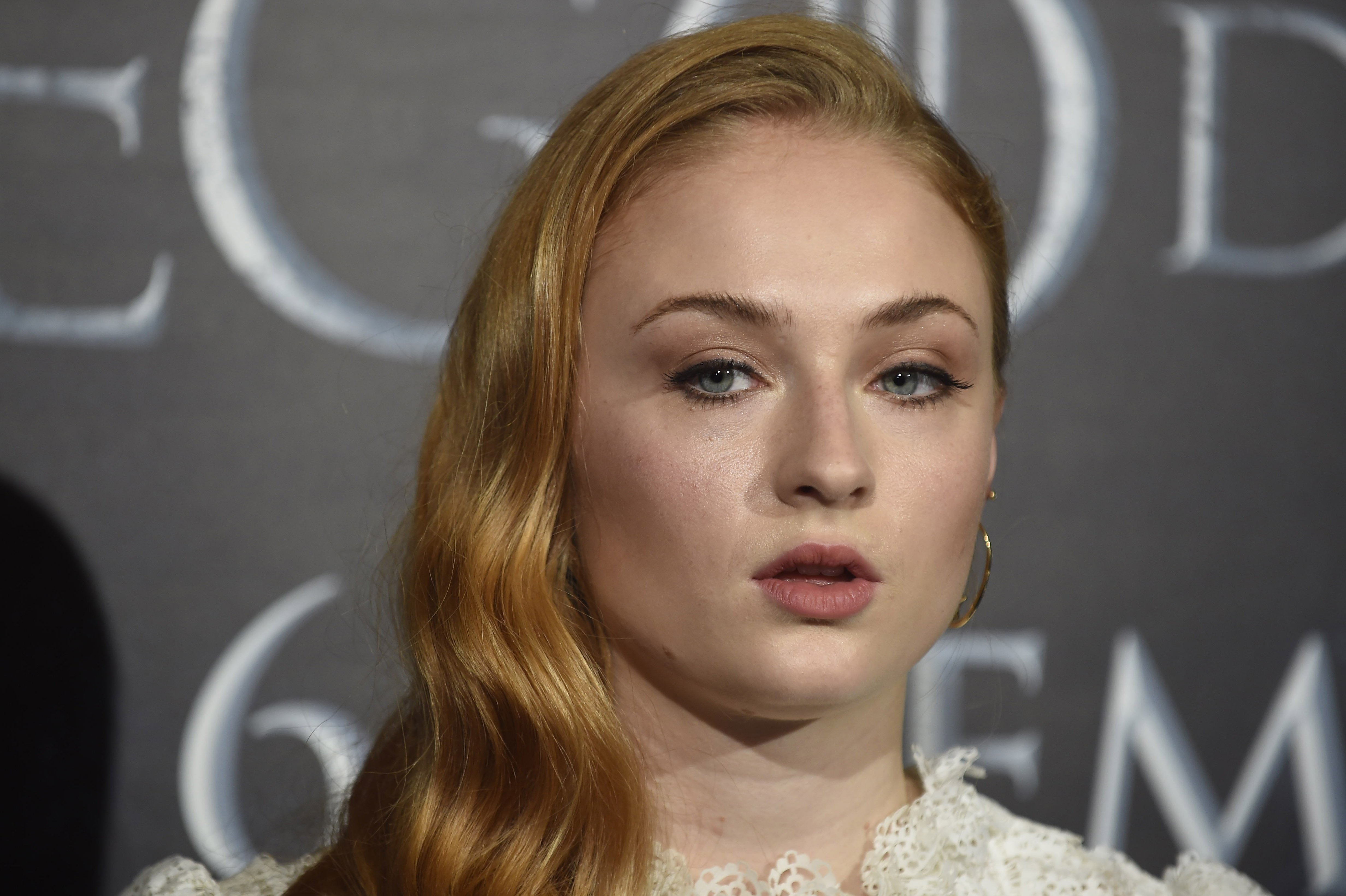 Fotos de Sophie Turner de gresca: topless integral, piercing al mugró i porros