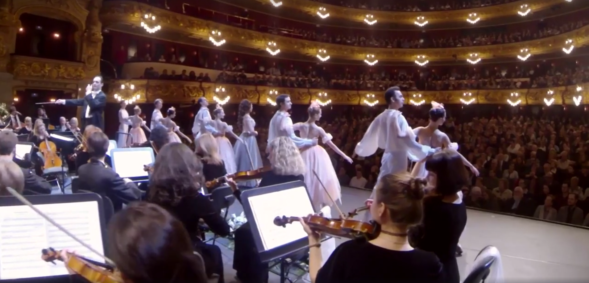 El espectacular Mannequin Challenge del Liceu en el concierto de Año Nuevo