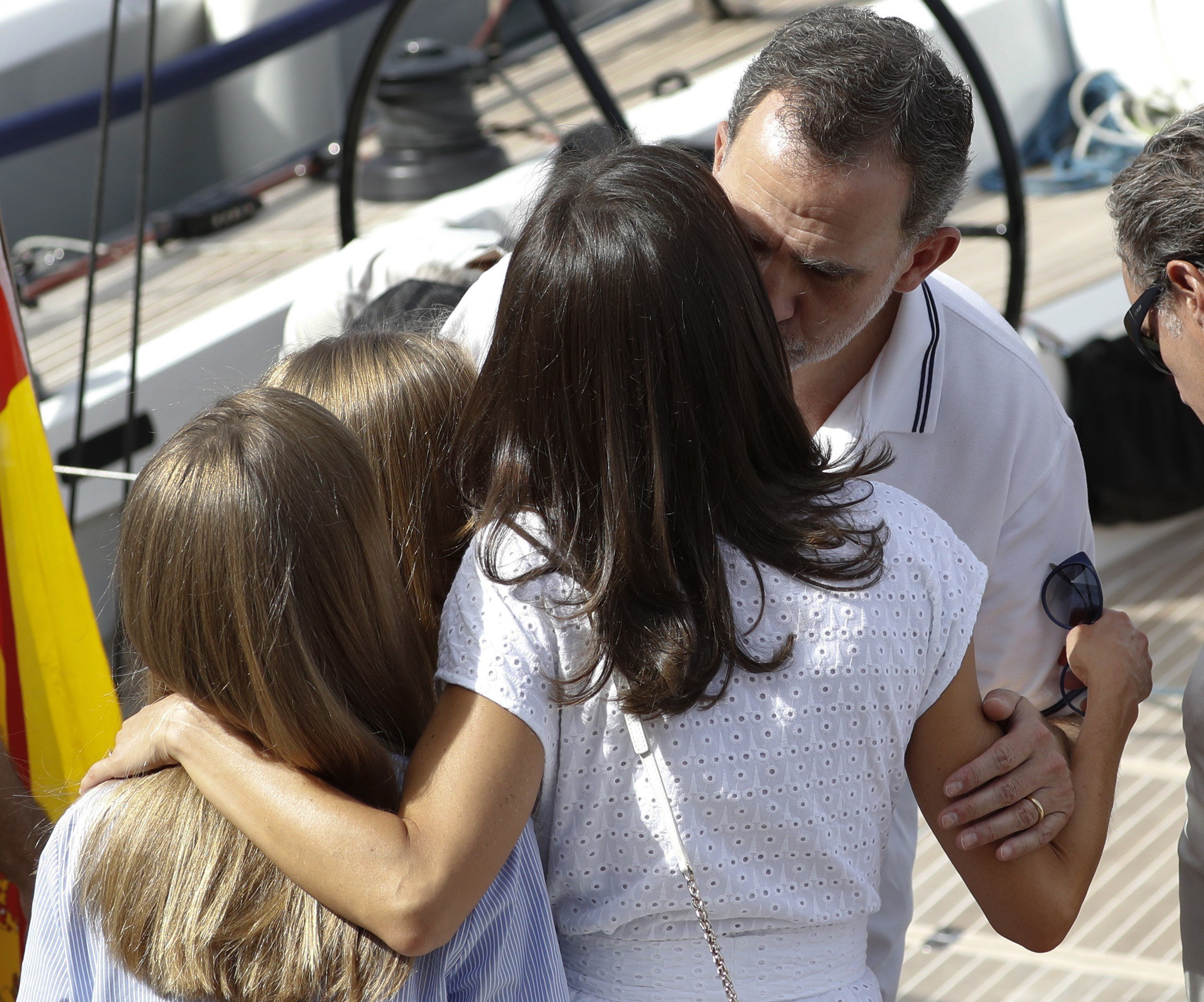 FOTOS: Felip saluda la seva fillola en biquini, que s'ha de tapar avergonyida