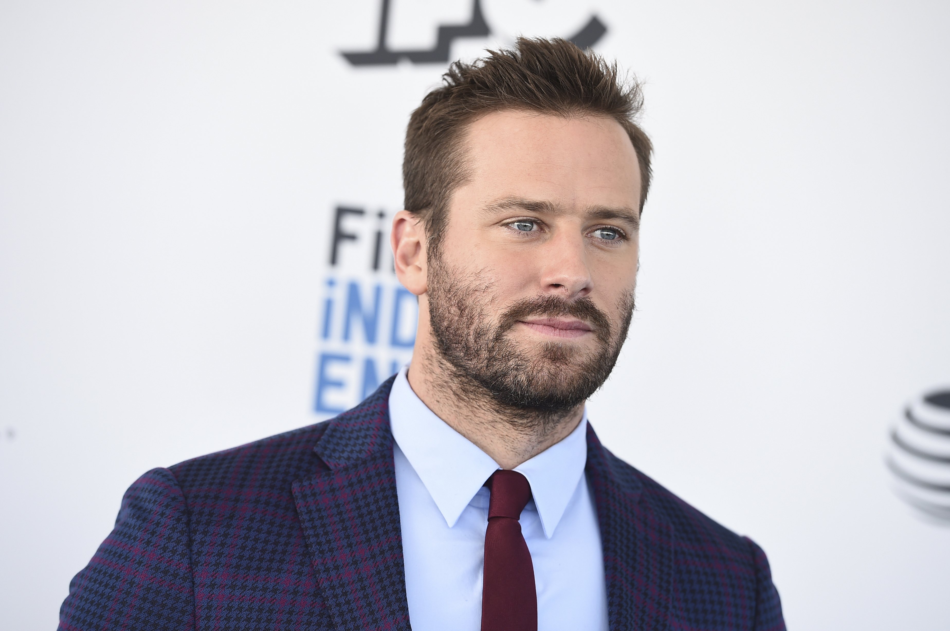 El actor Armie Hammer, conocido como el caníbal de Hollywood, sale de