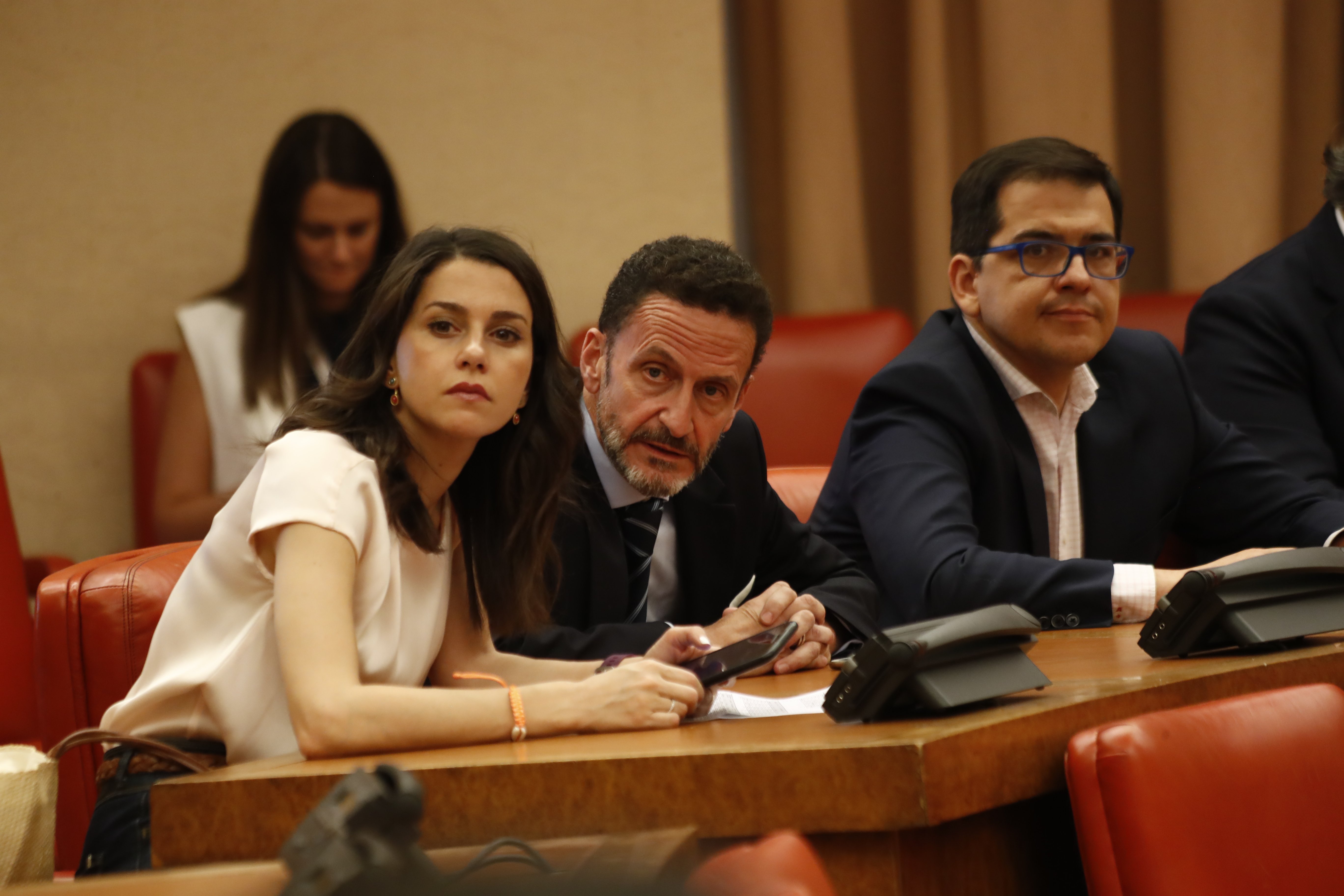 La cara amargada d'Inés Arrimadas quan Aitor Esteban li diu "montapollos"