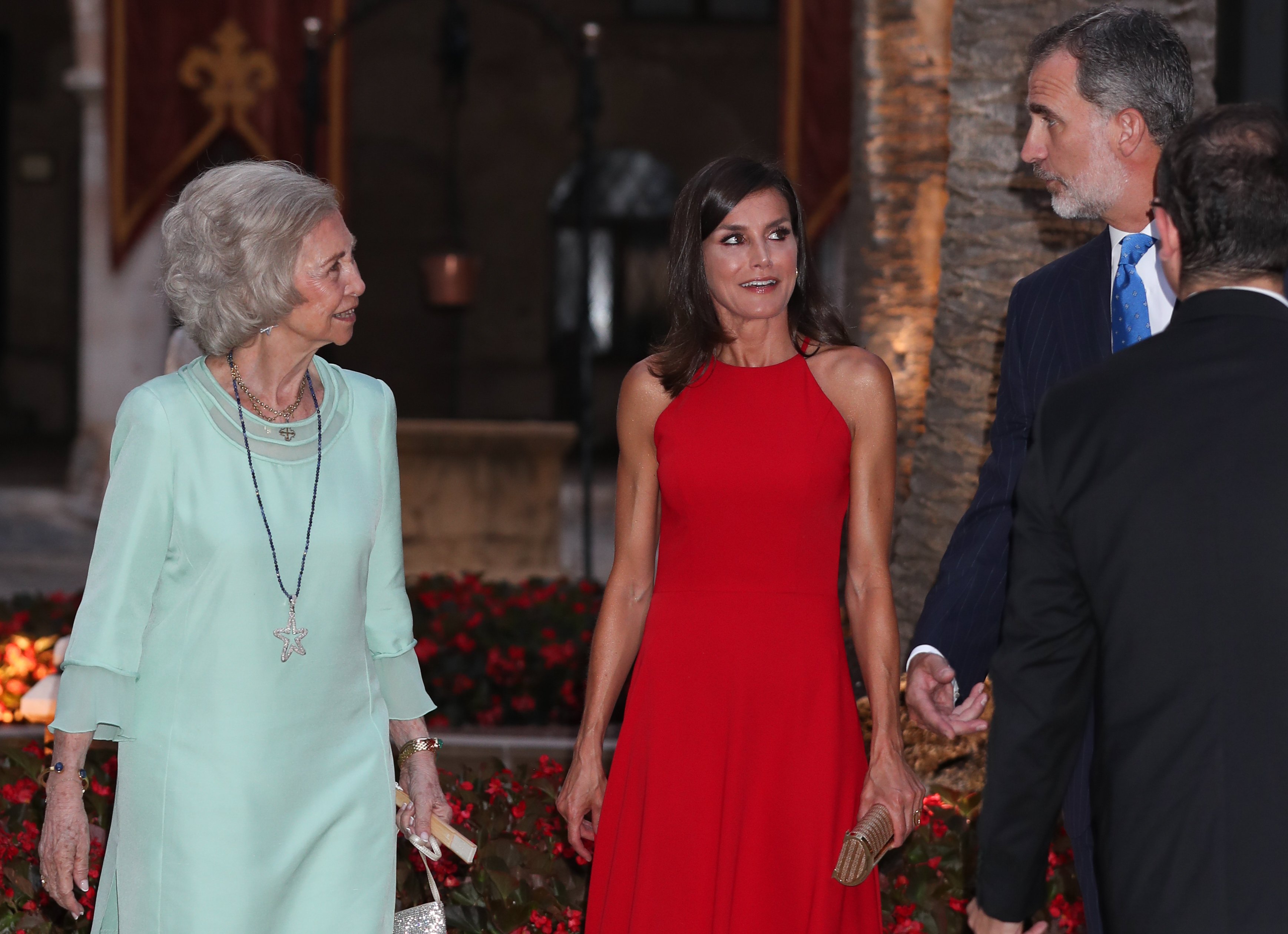 "Borbones, a los tiburones", el grito estrella en la recepción de los reyes en Palma