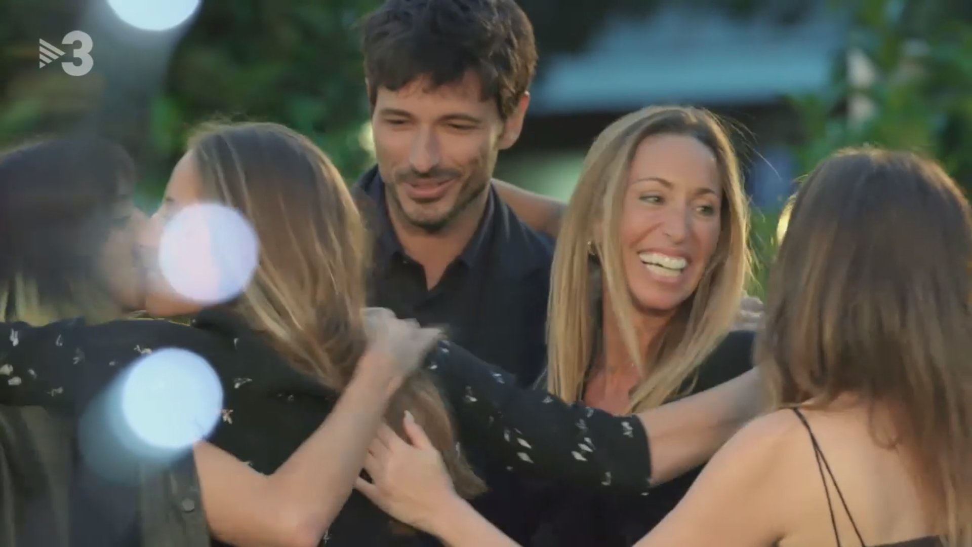 Gemma Mengual y Andrés Velencoso 'cocinaron' su beso en 'Joc de Cartes' de TV3