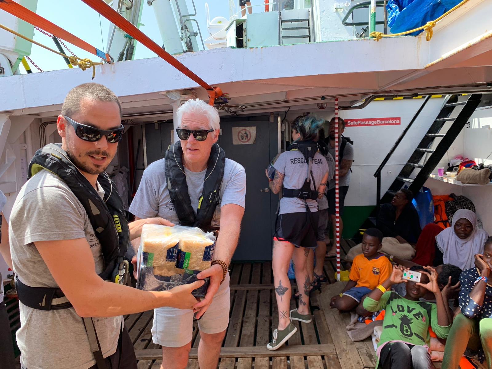 Richard Gere se une a la ONG catalana Open Arms y ayuda a los refugiados en el Mediterráneo