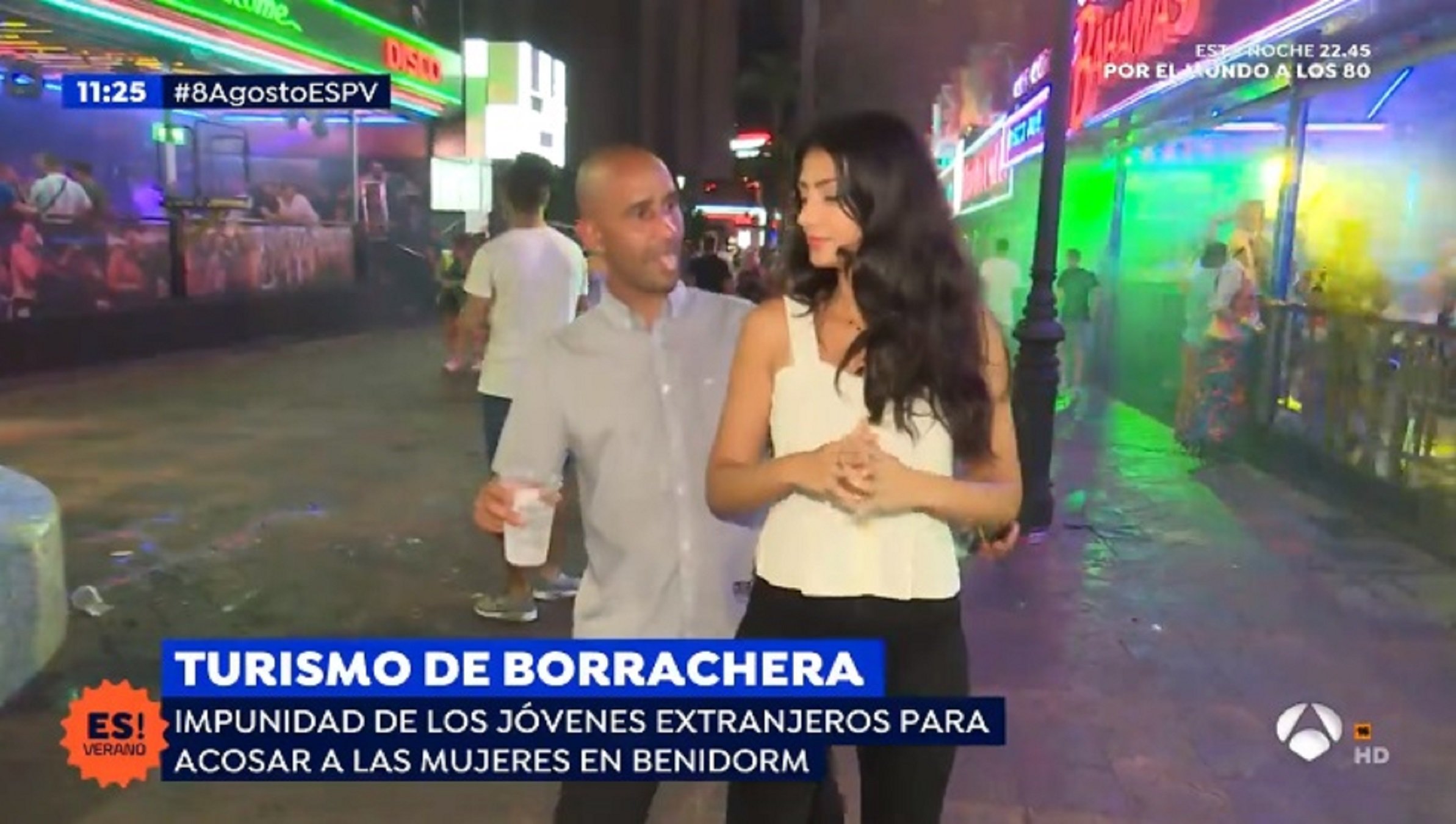 Vomitivo acoso de unos turistas a una reportera de la Griso