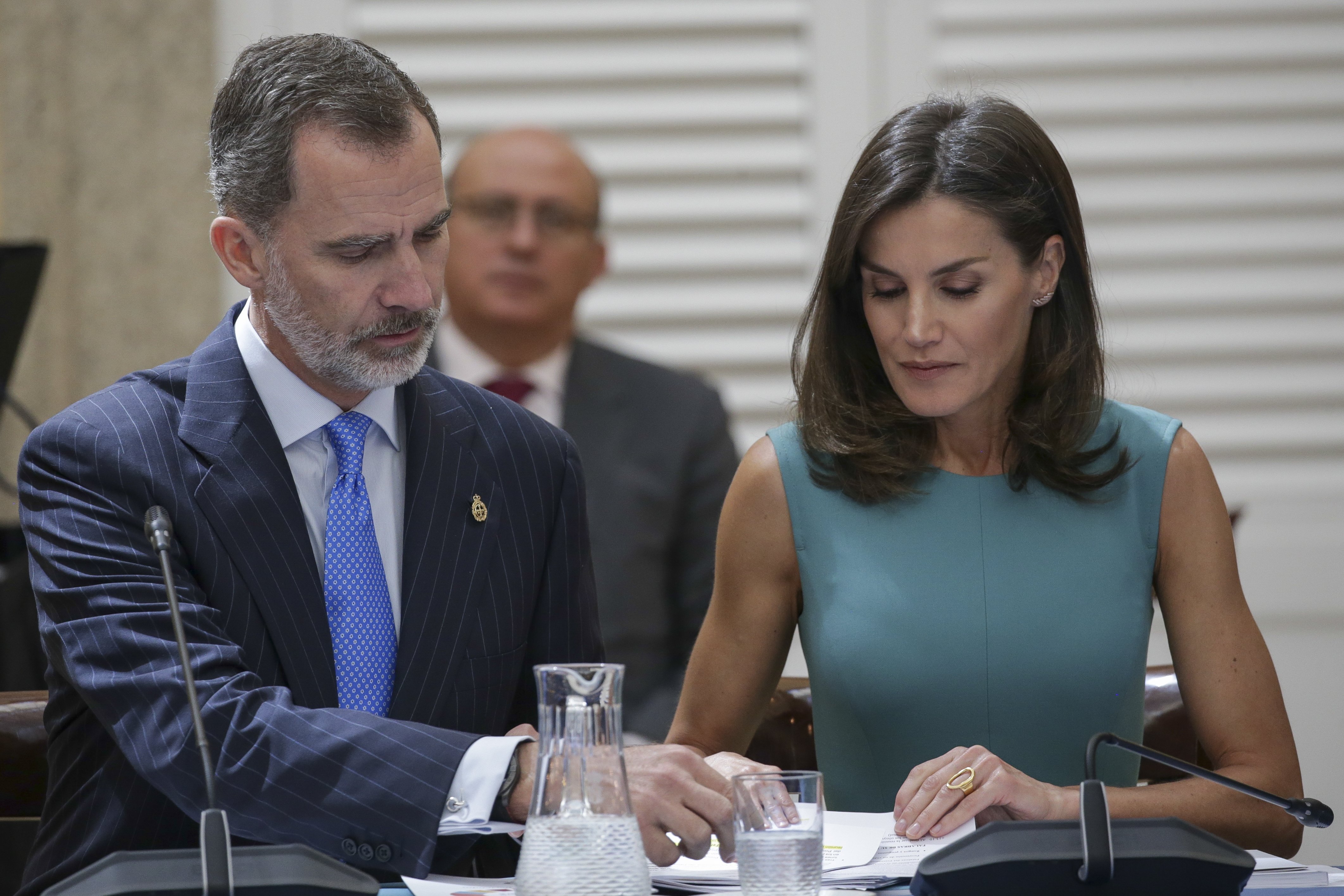 "Deja el móvil, estate quieta y ten respeto": revelan las broncas de Felipe a Letizia