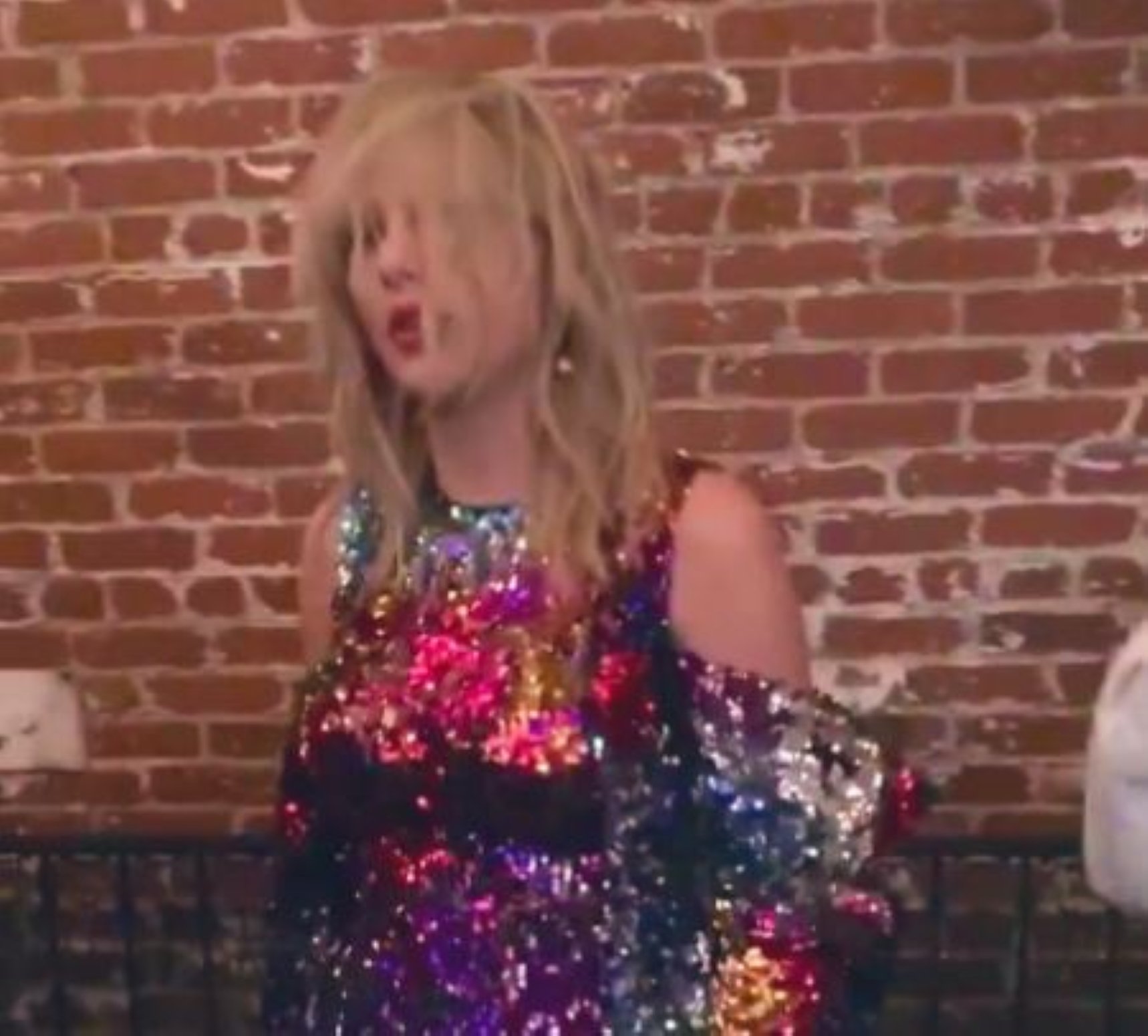 Taylor Swift se emborracha de fiesta y pasa la resaca recogiendo un premio