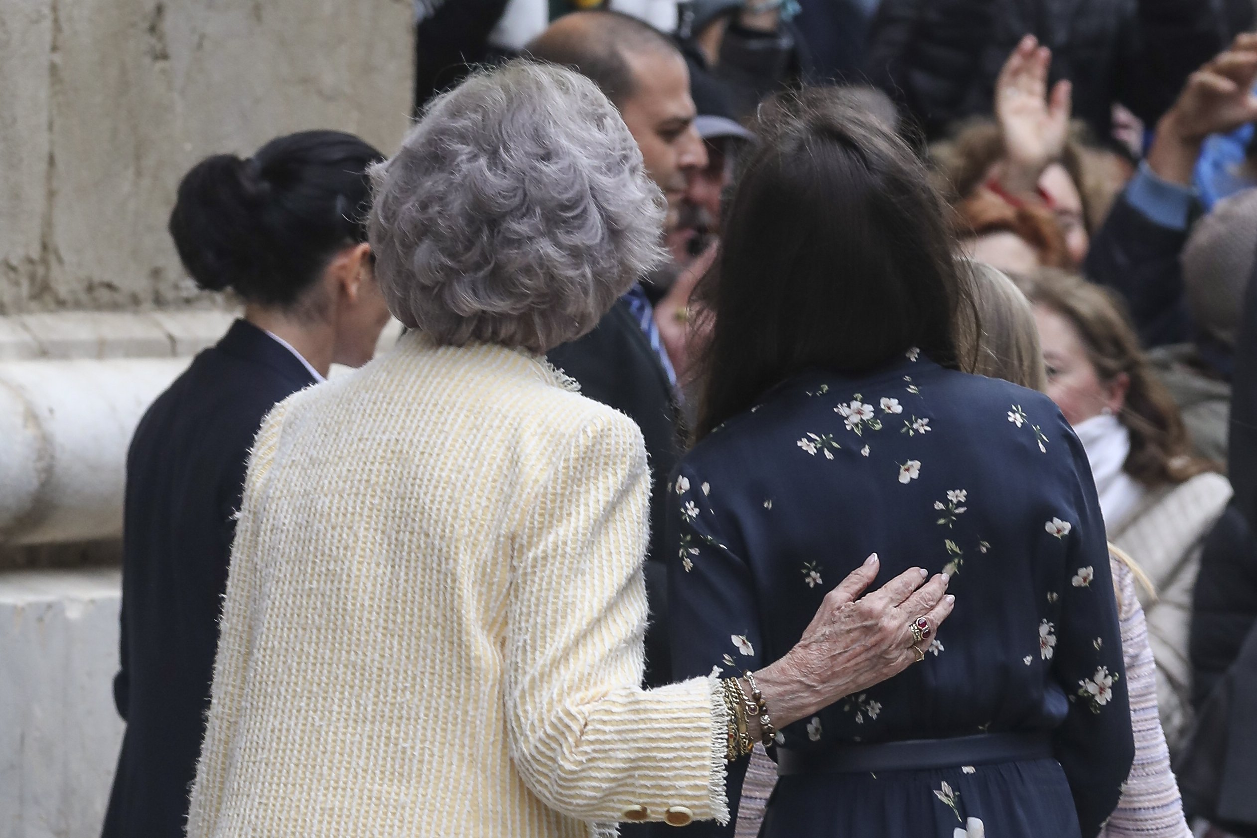 El pànic de les perruqueres amb la reina: "Buf, si le das un tirón..."