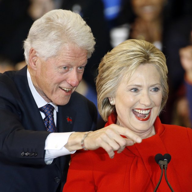 Bill Clinton vestido de mujer: el retrato que escondía un conocido pedófilo