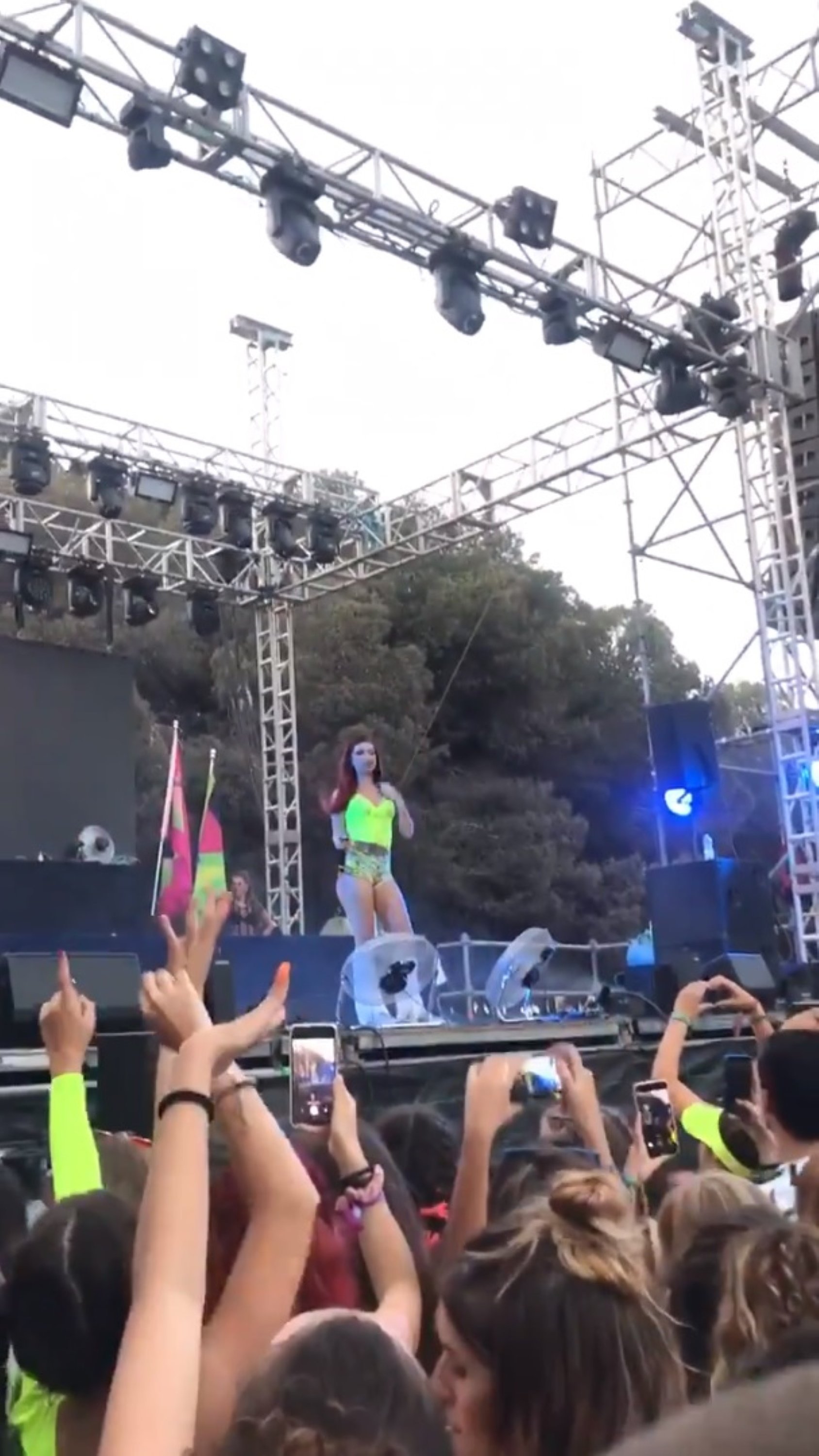 Bad Gyal, con Auto-Tune incluso cuando habla: esto es lo que le ha pasado a medio concierto