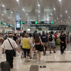 passatgers maletes turisme mobilitat renfe adif estació de sants barcelona rodalies tren - Carles Palacio