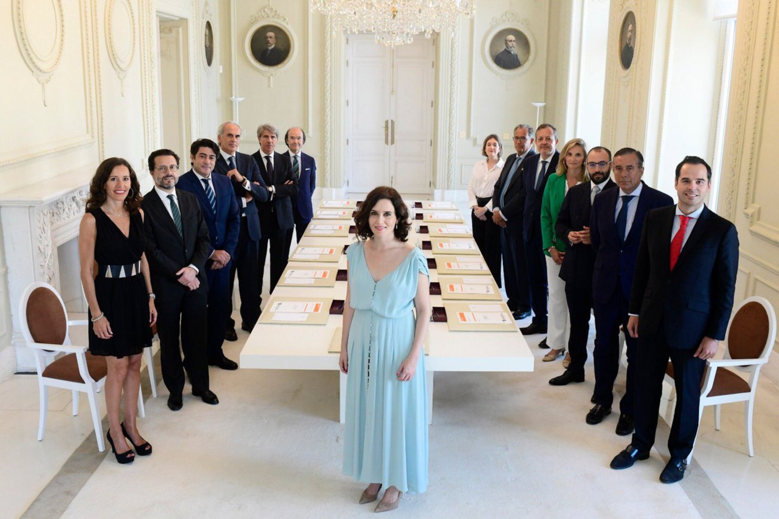La primera foto de Isabel Díaz Ayuso y su gobierno en Madrid: Carne de 'meme'