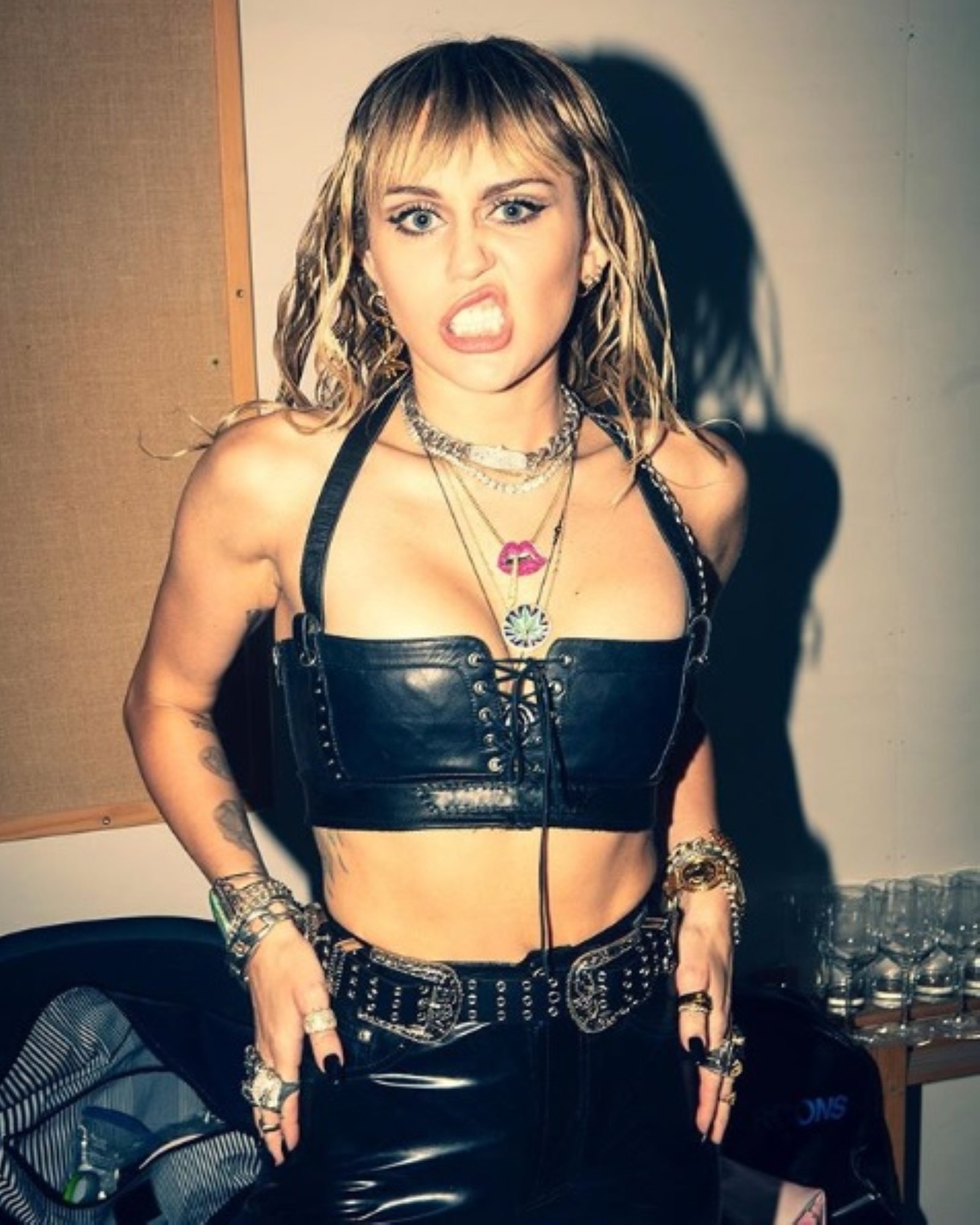 La primera vez de Miley Cyrus no fue con un hombre (y tampoco con una mujer)