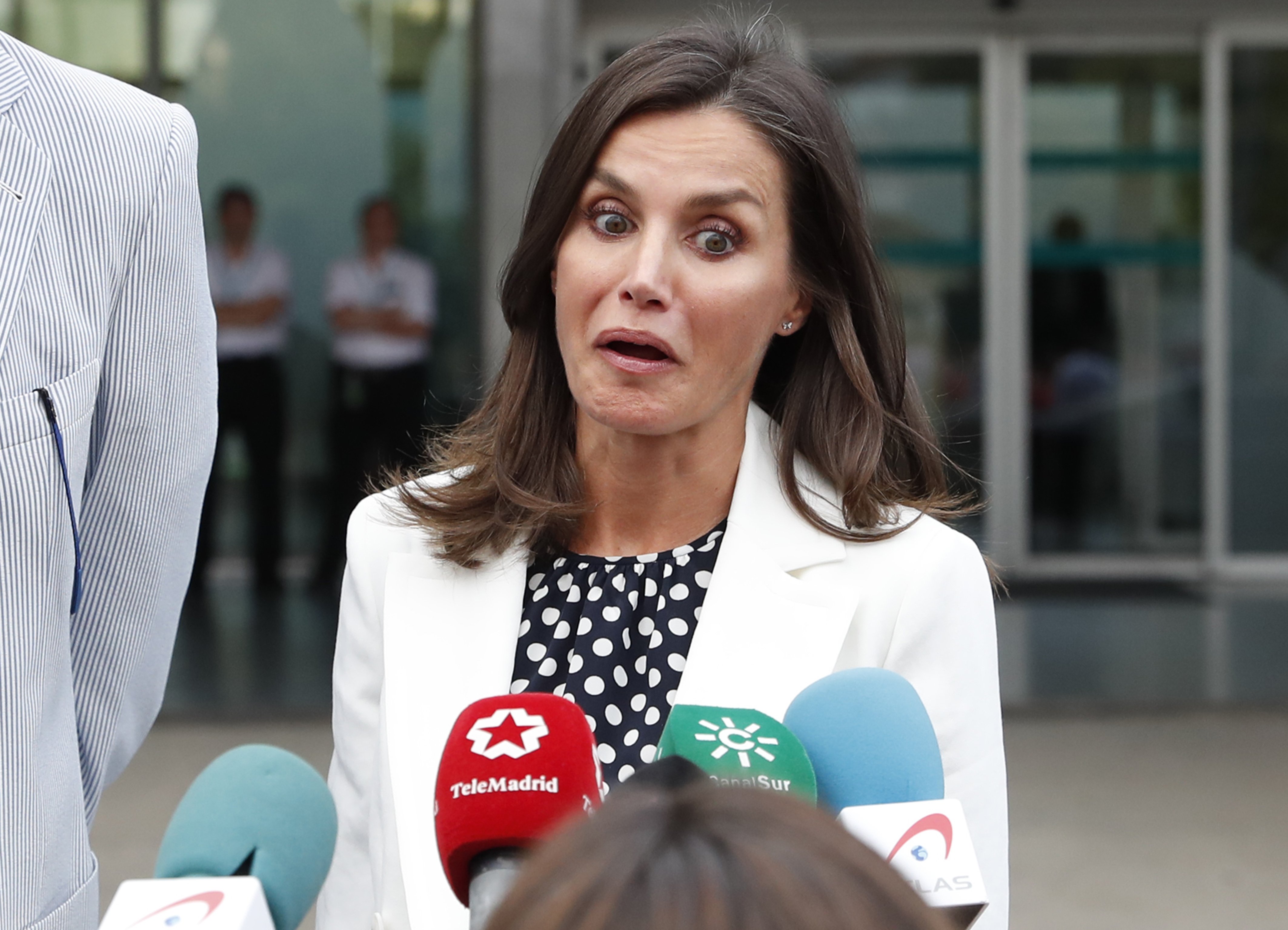 Letizia ridiculizada por la reina de Bélgica: así lleva al príncipe al cole