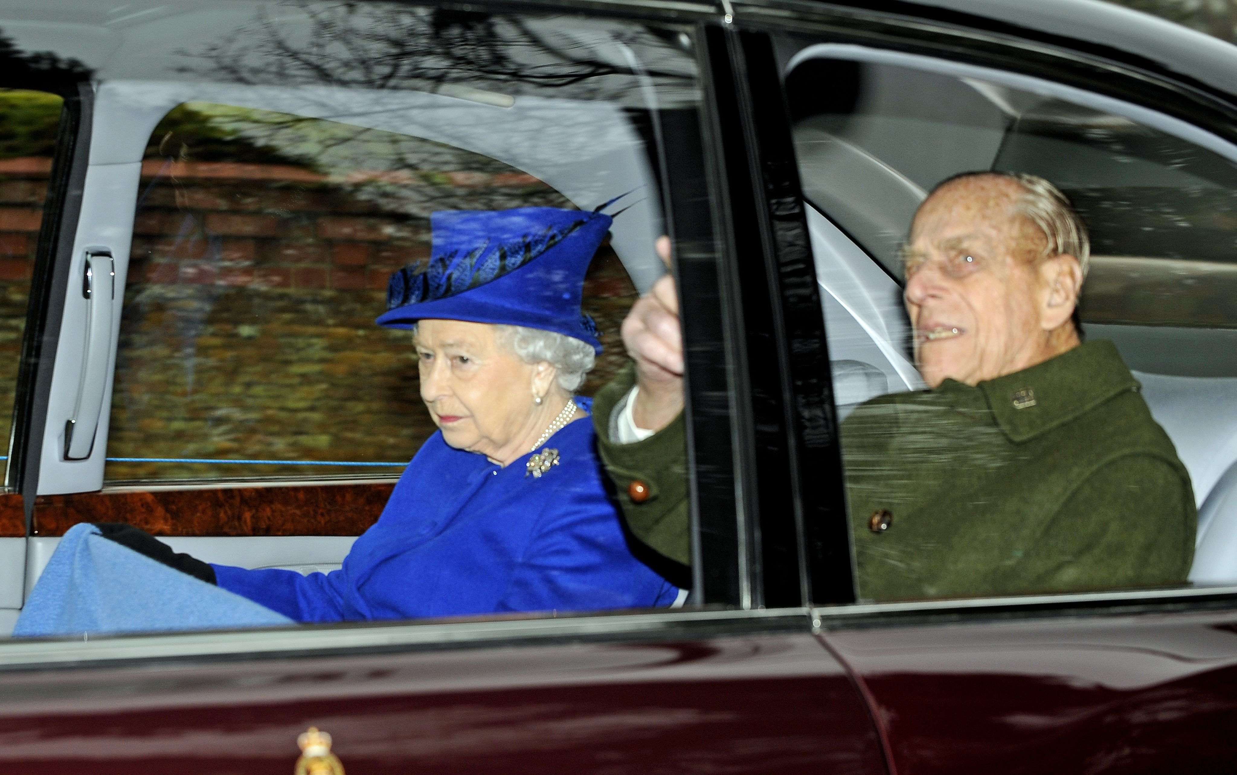 Elisabet II reapareix en públic després de 19 dies de convalescència