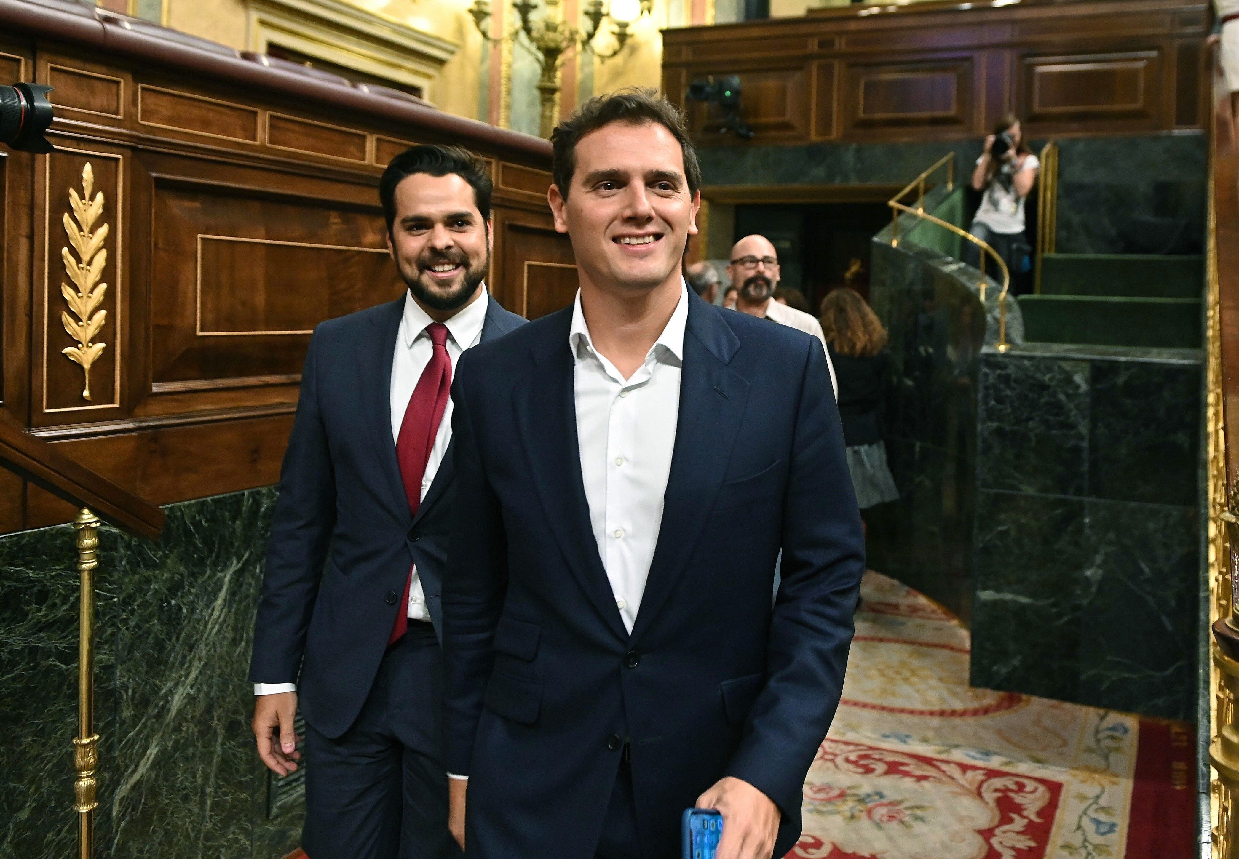 Imágenes inéditas: Rivera hace ver que no conoce a Abascal y Casado con gafas