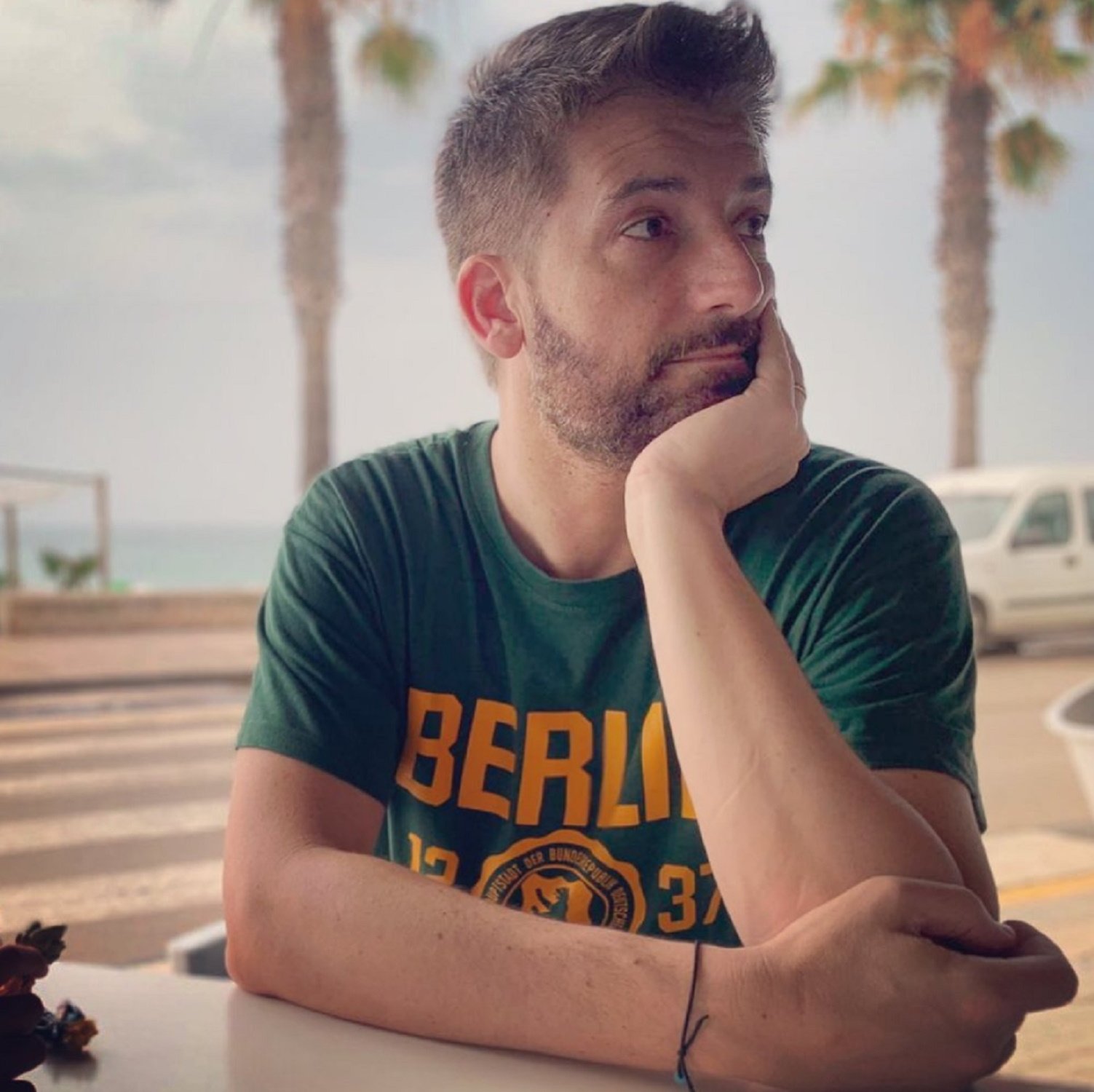 Nostàlgica foto d'un Toni Cruanyes molt jove, rentant-se les dents amb els amics
