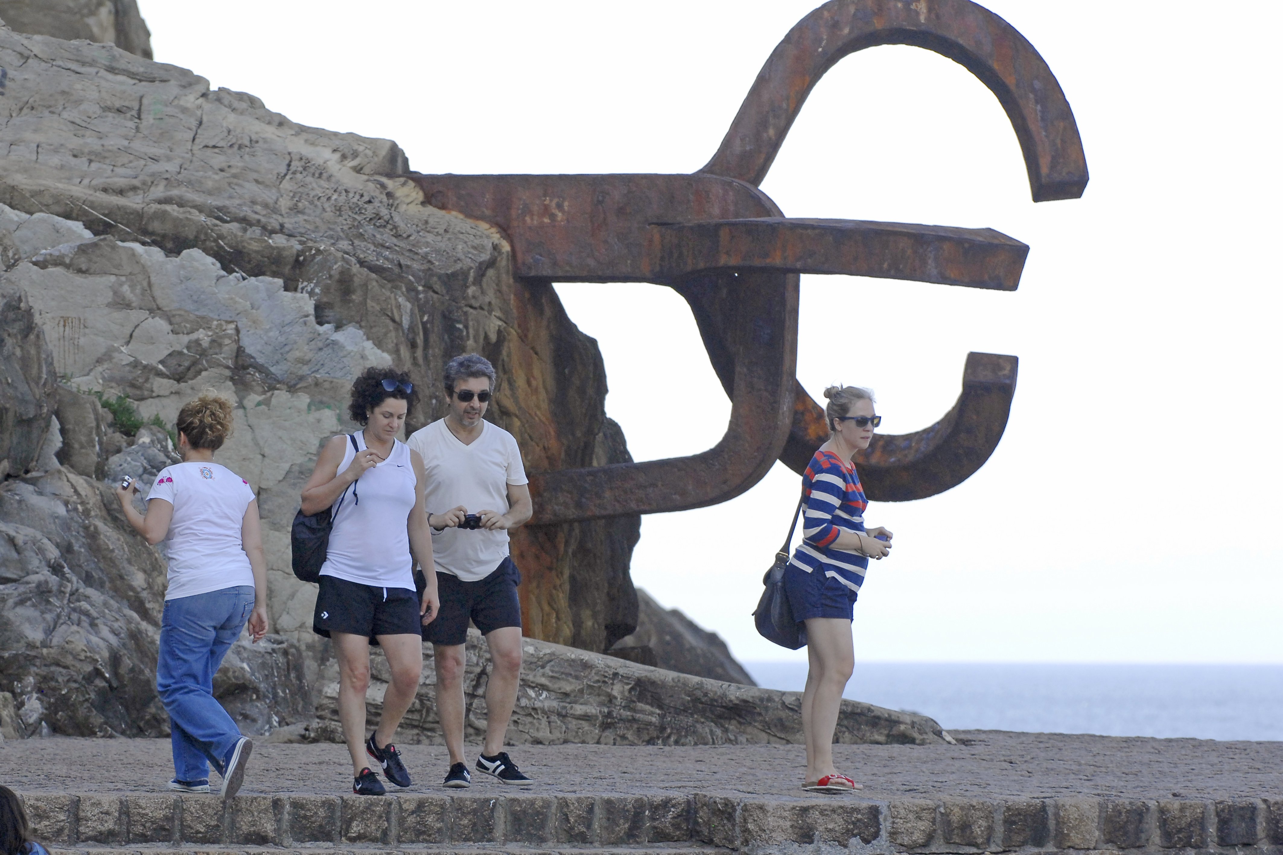 Fotos de 'La Pinta dels Vents' guixada de llaços grocs. Als autors: "catalibanes"