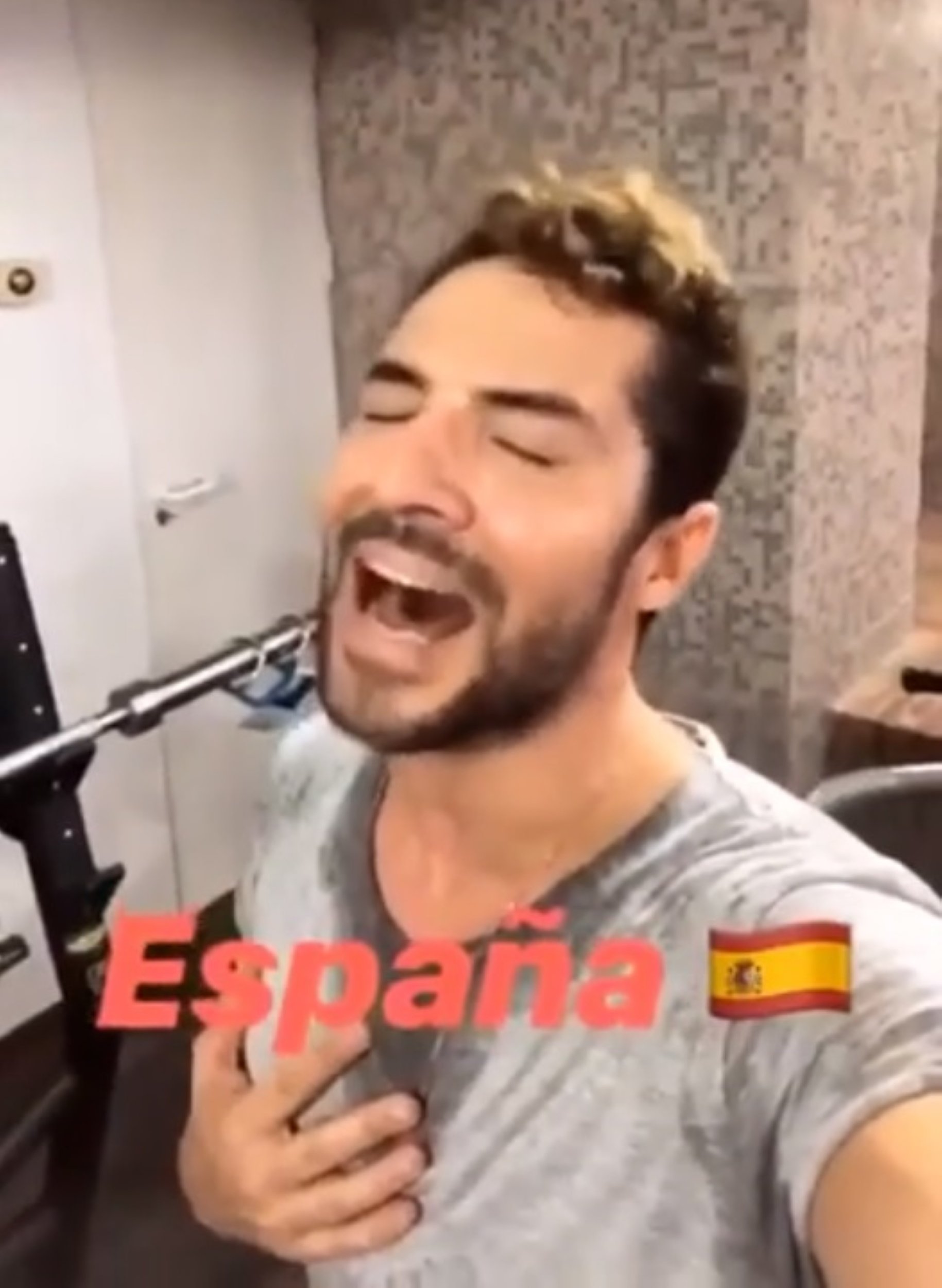 David Bisbal interpreta el himno de España, sudado y a gritos, y produce escalofríos