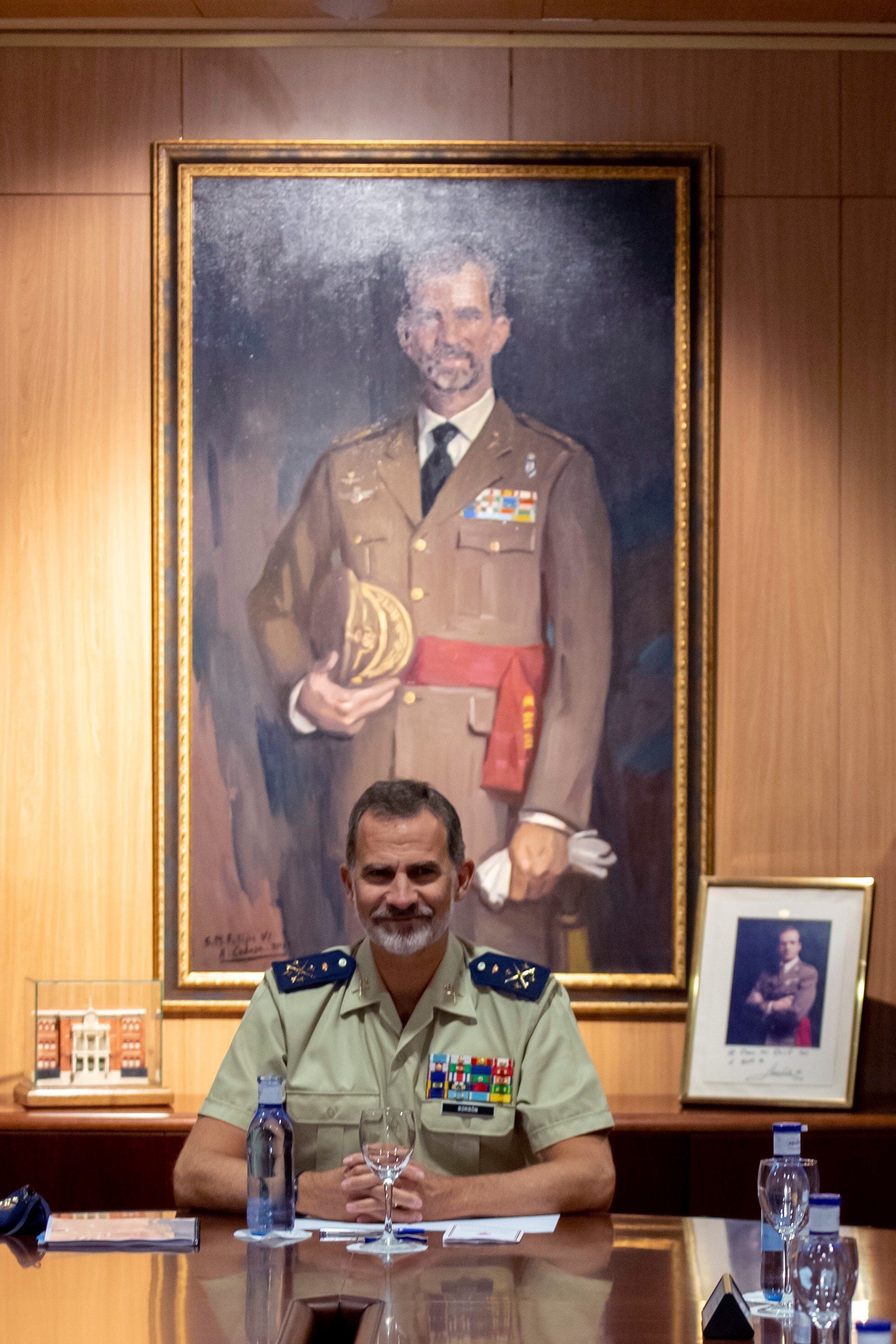 Ridícula imagen: Felipe de militar con el cuadro 'Felipe militar' en el cogote