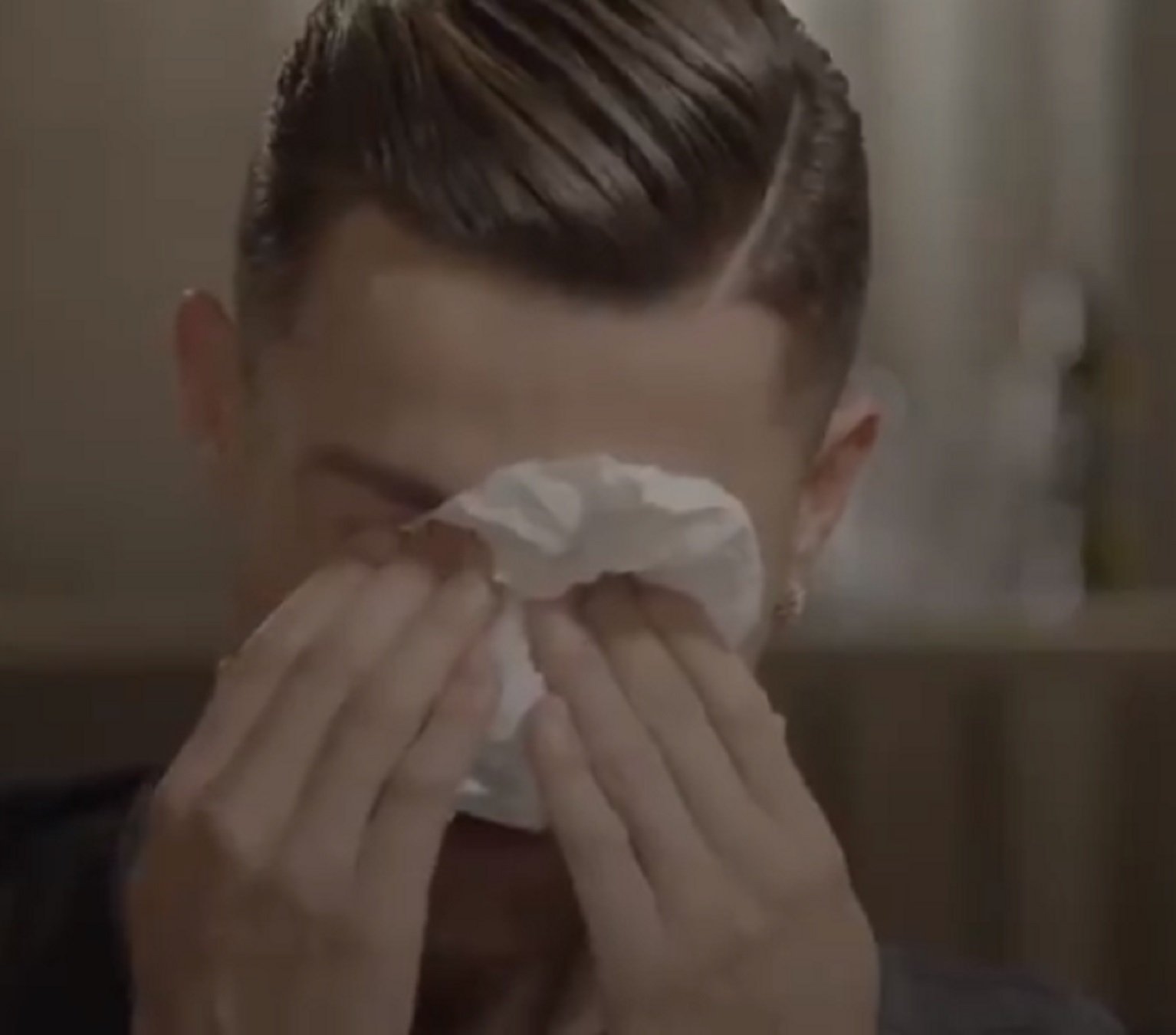 Cristiano se rompe y llora desconsolado en directo al ver un vídeo