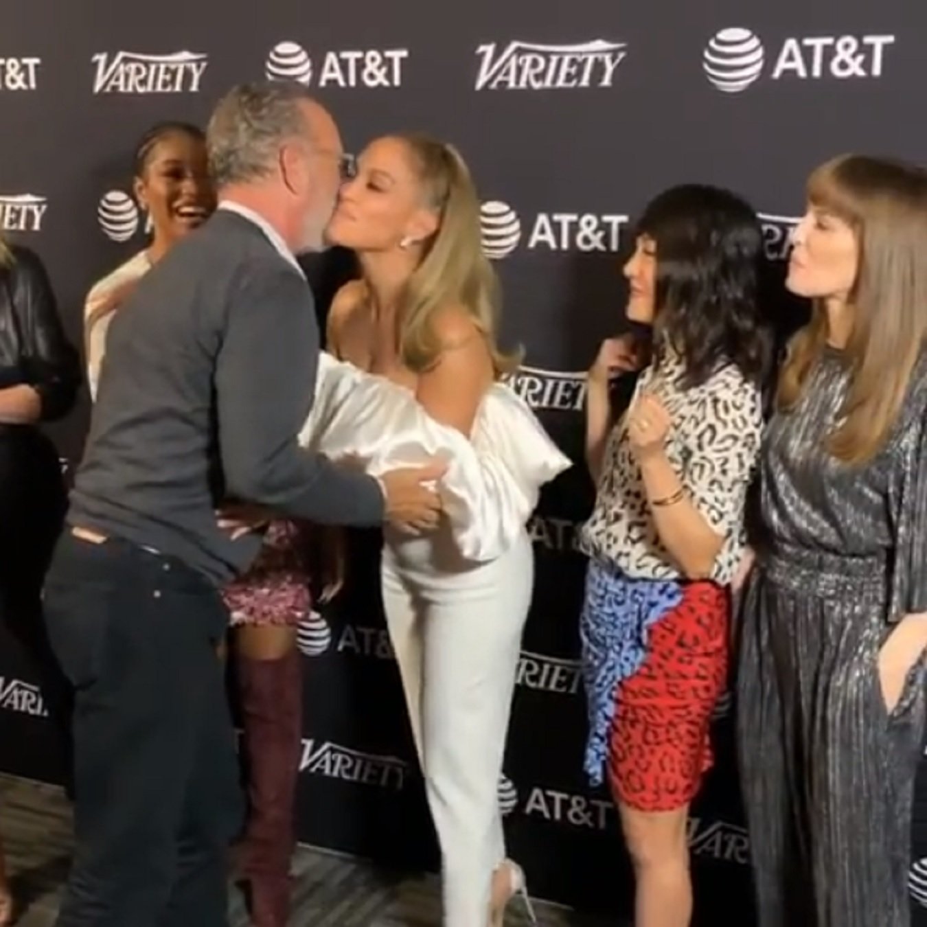 Los fans de JLo, irados con Tom Hanks por un gesto polémico después de darse un beso