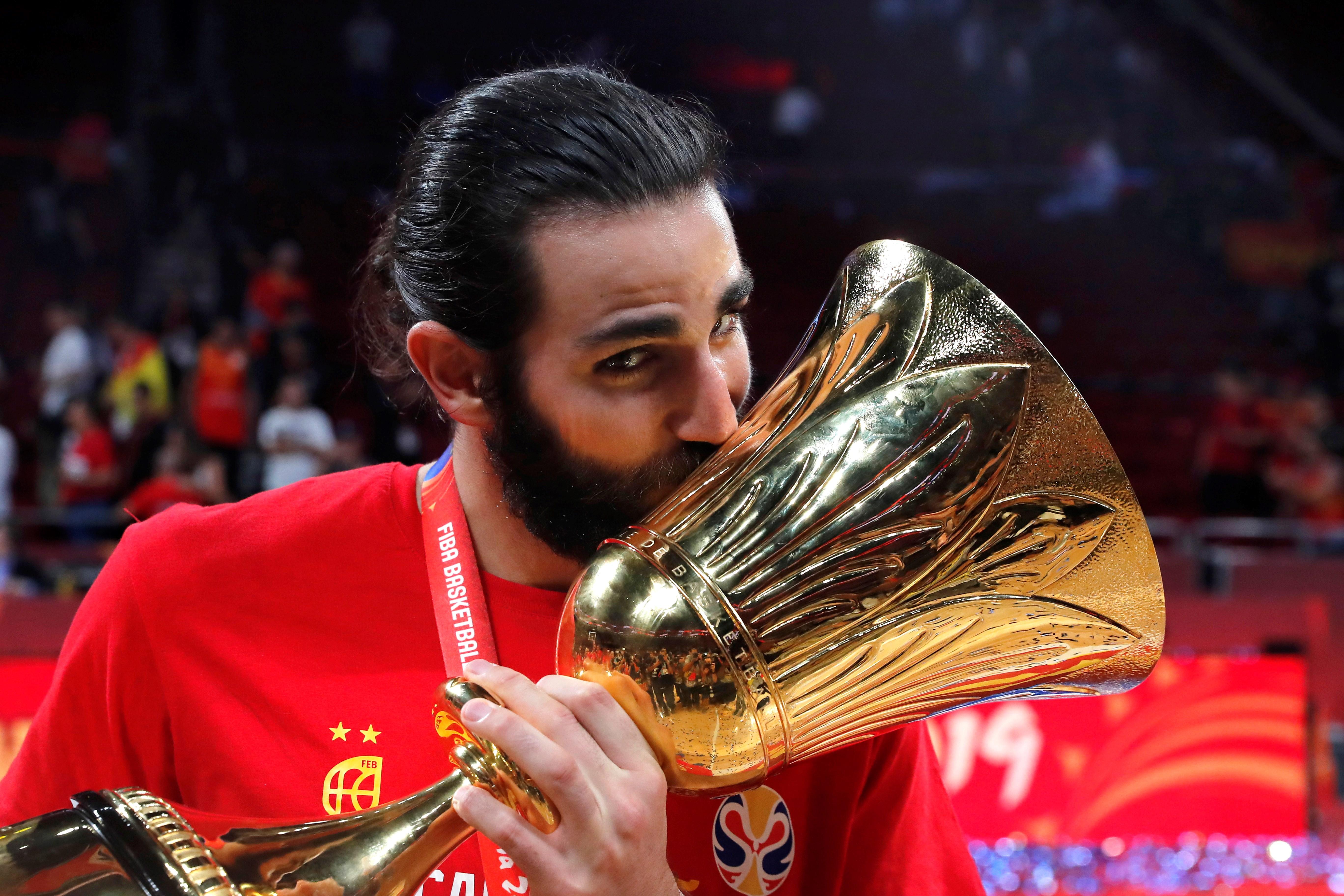 El romántico beso de Ricky Rubio y su pareja después de ser campeón del mundo