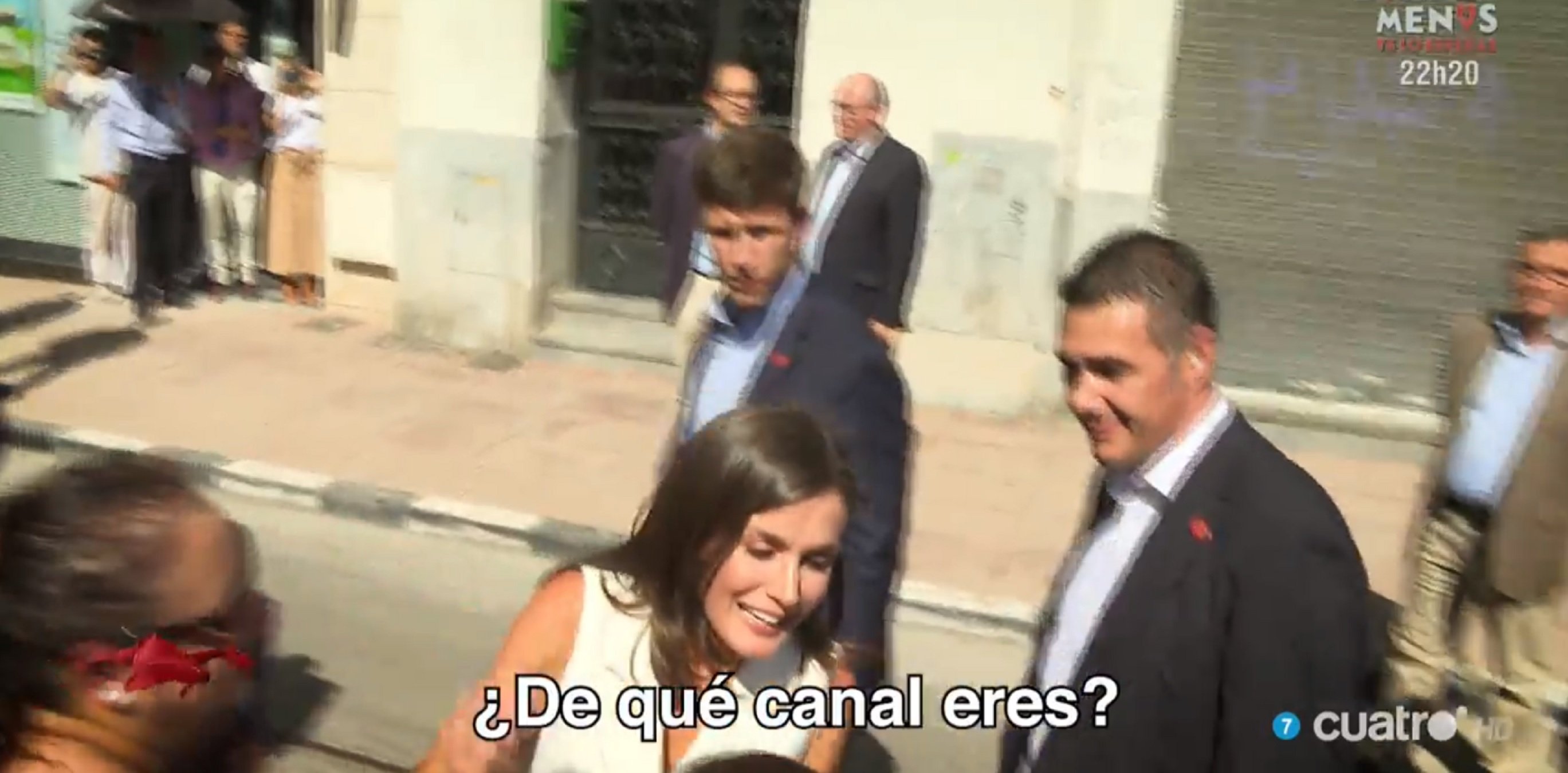 Letizia aparta el micro de la productora de Toni Soler: "De qué canal eres"