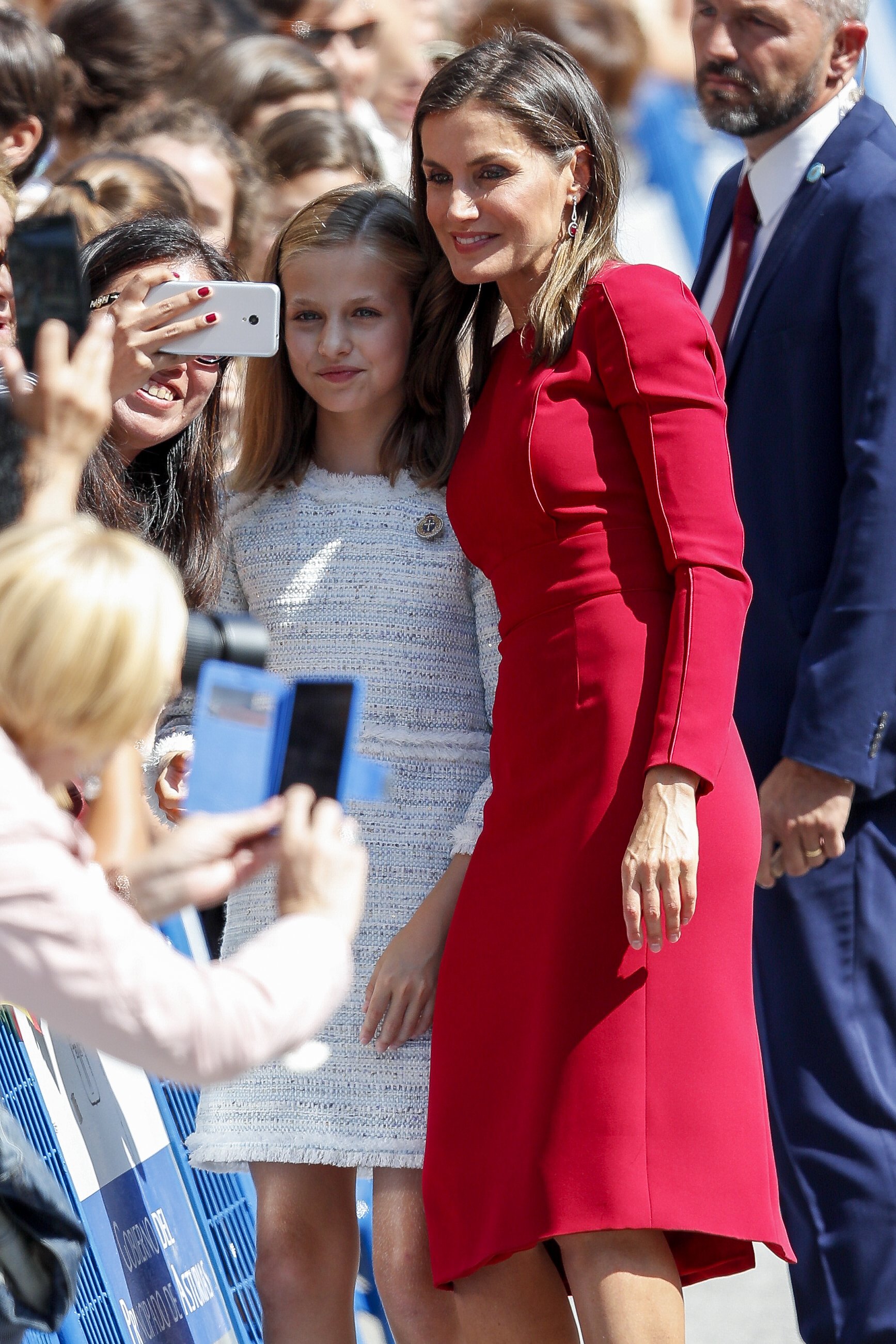 Foto inédita de una señora en el cogote de Leonor: Letizia no controla móviles