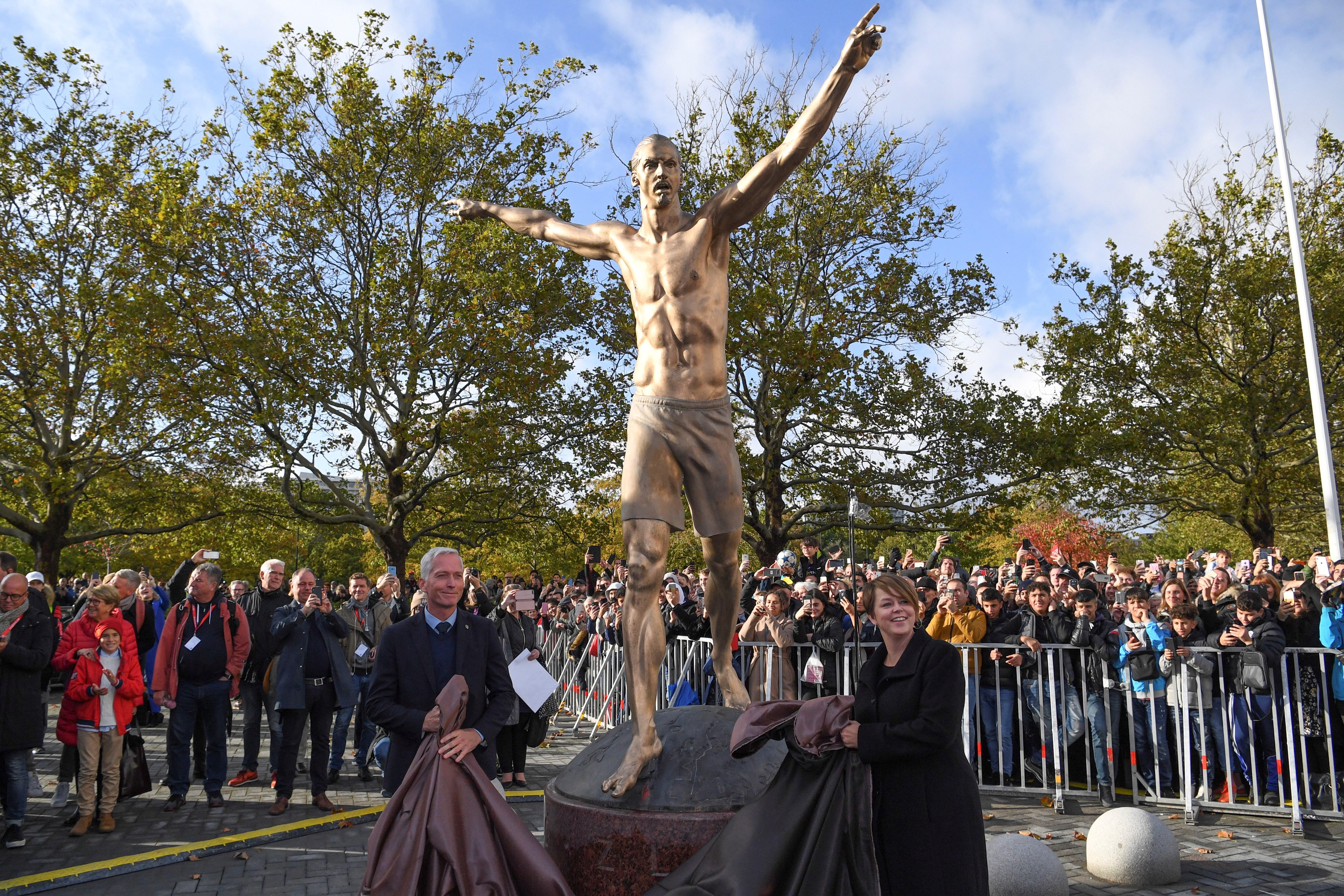 La estatua horripilante que homenajea a un ex del Barça sin camiseta