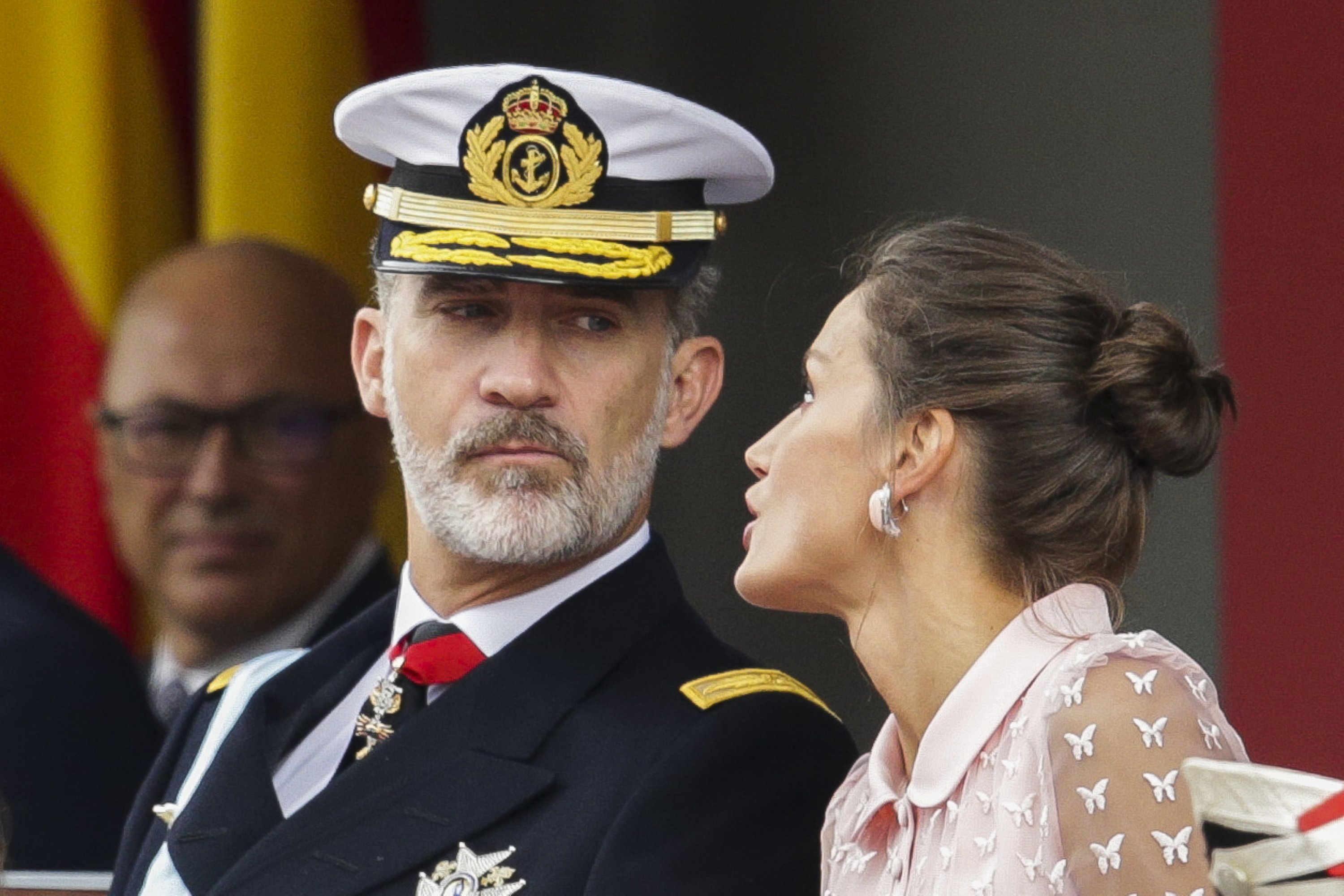 Cara de fàstic de Felip al paracaigudista que s’ha estampat contra un fanal