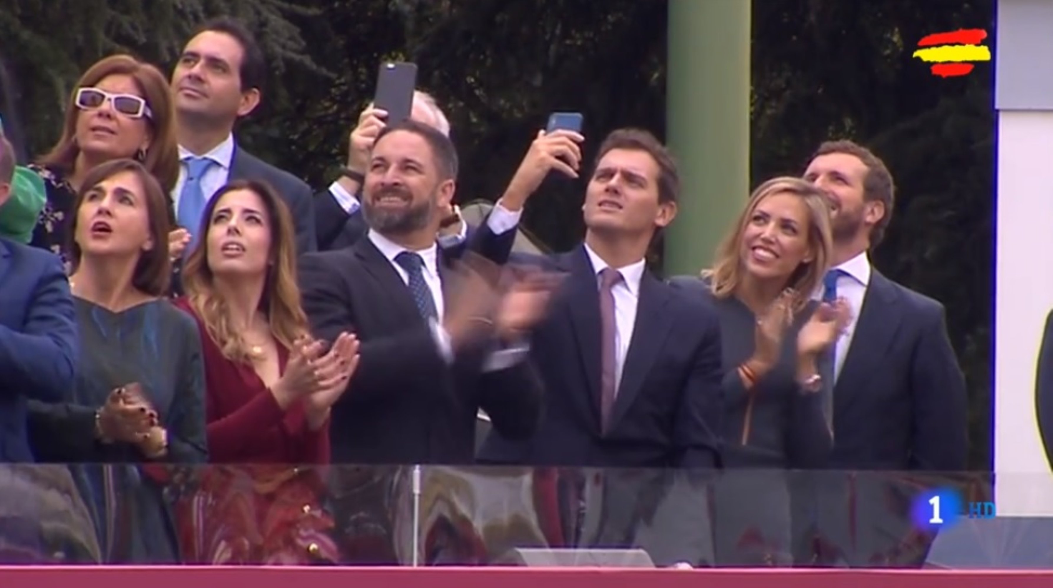 Cara de horror de Abascal y Casado por el paracaidista estampado en la farola (y Rivera pasa)