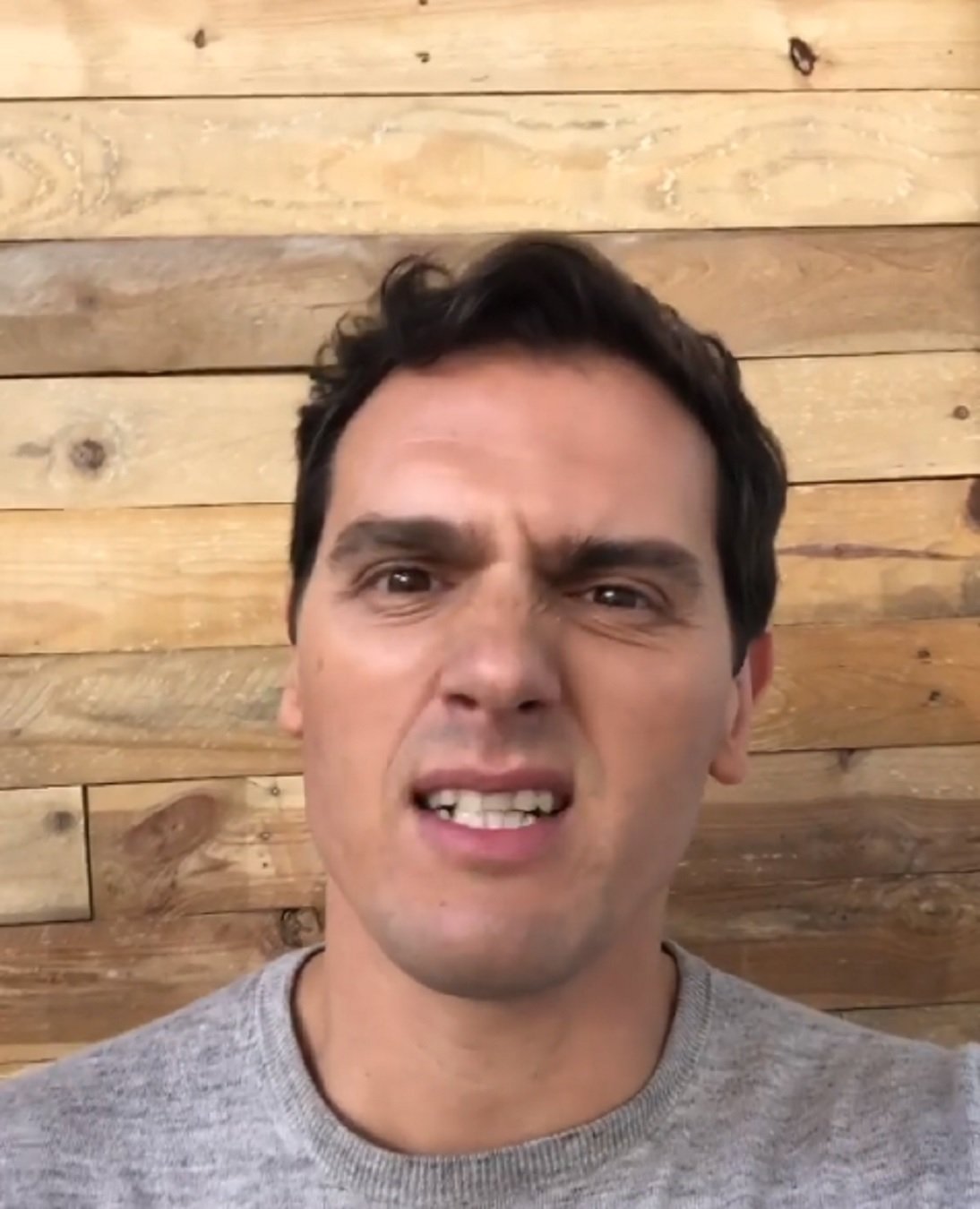 Rivera ensenya les dents tortes en un vídeo irat: li pinten esvàstiques nazis