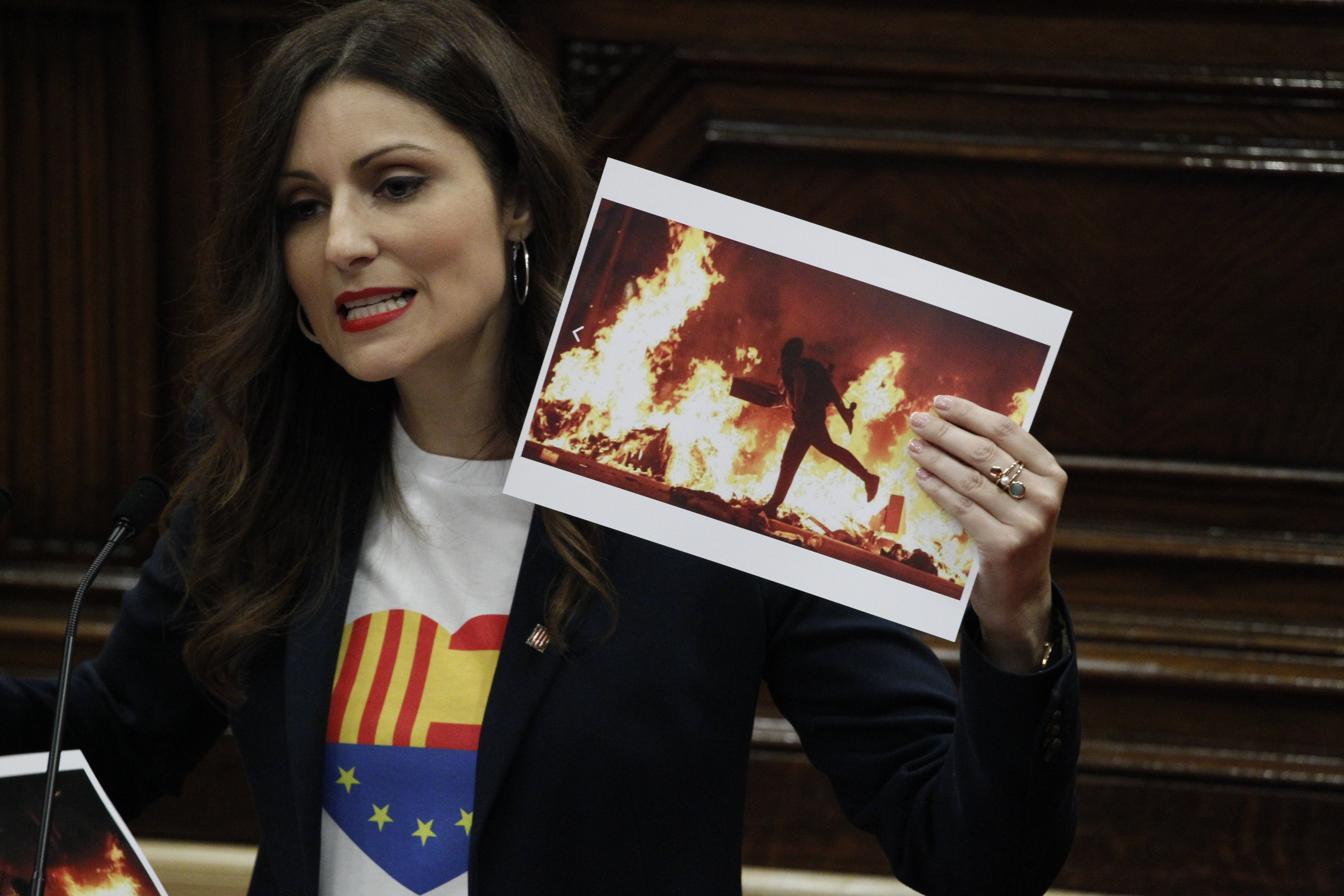 Fotos de Lorena Roldán, uniformada i agressiva a la tribuna del Parlament