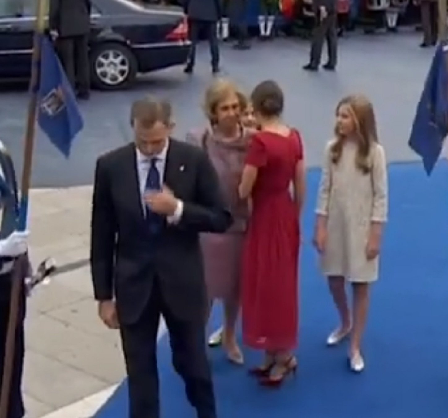 EXCLUSIVA: vídeo de Letizia peleándose con Sofía para echarla de la foto