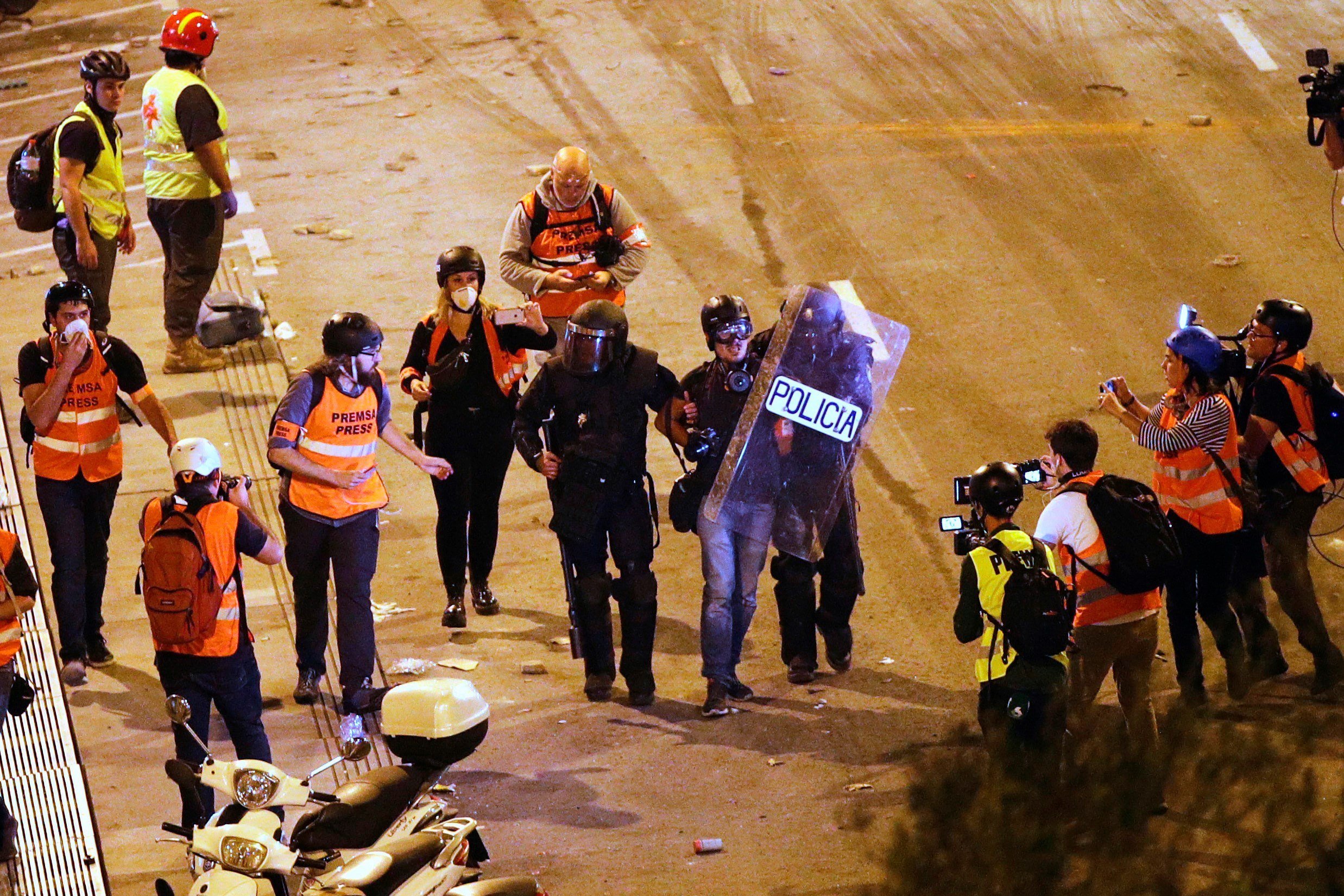 El País humilla a su fotógrafo arrestado: pone su foto en "Policías agredidos"